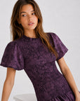 Détail du col volanté robe violette