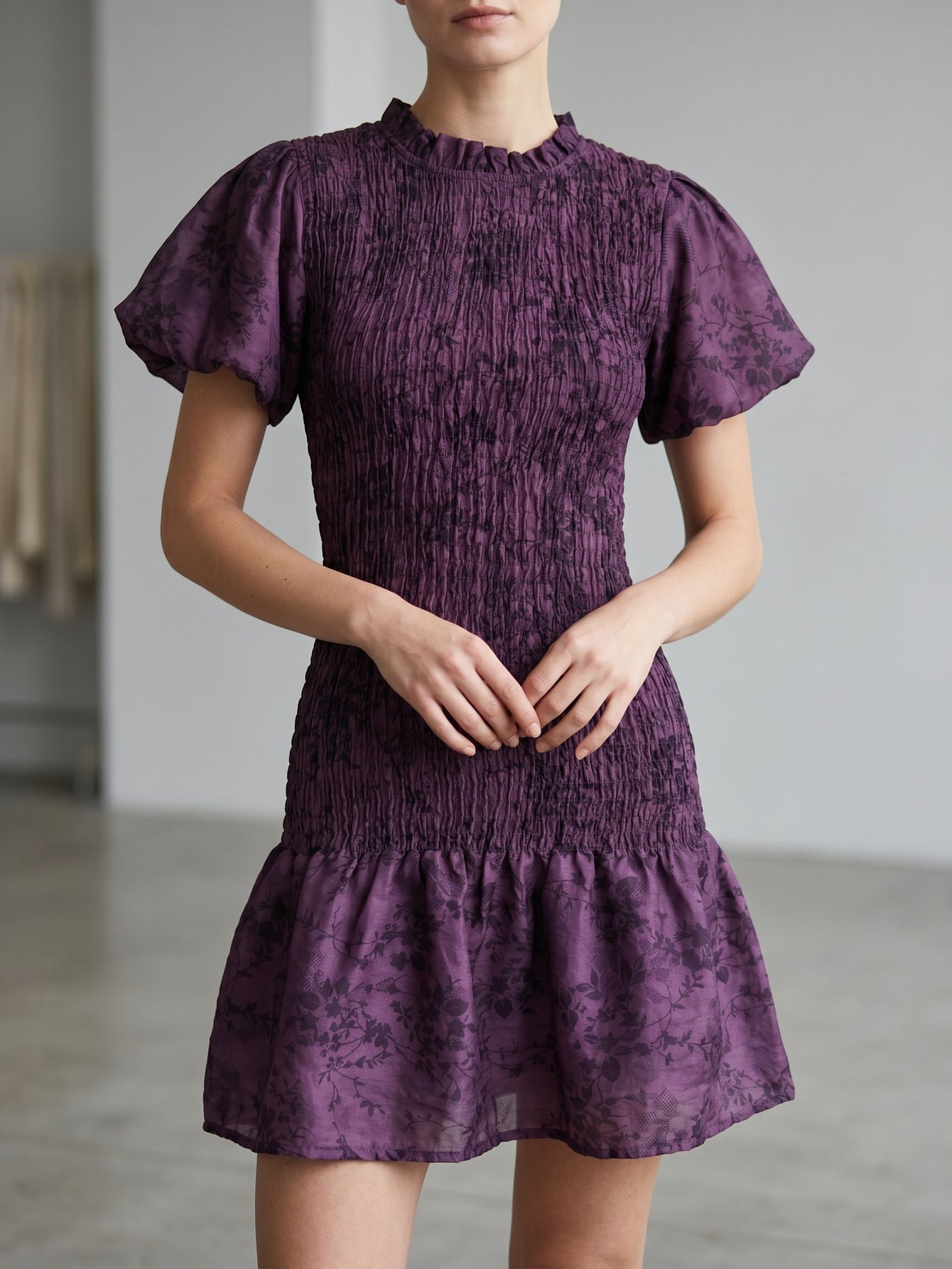 Détail du motif fleuri robe mini