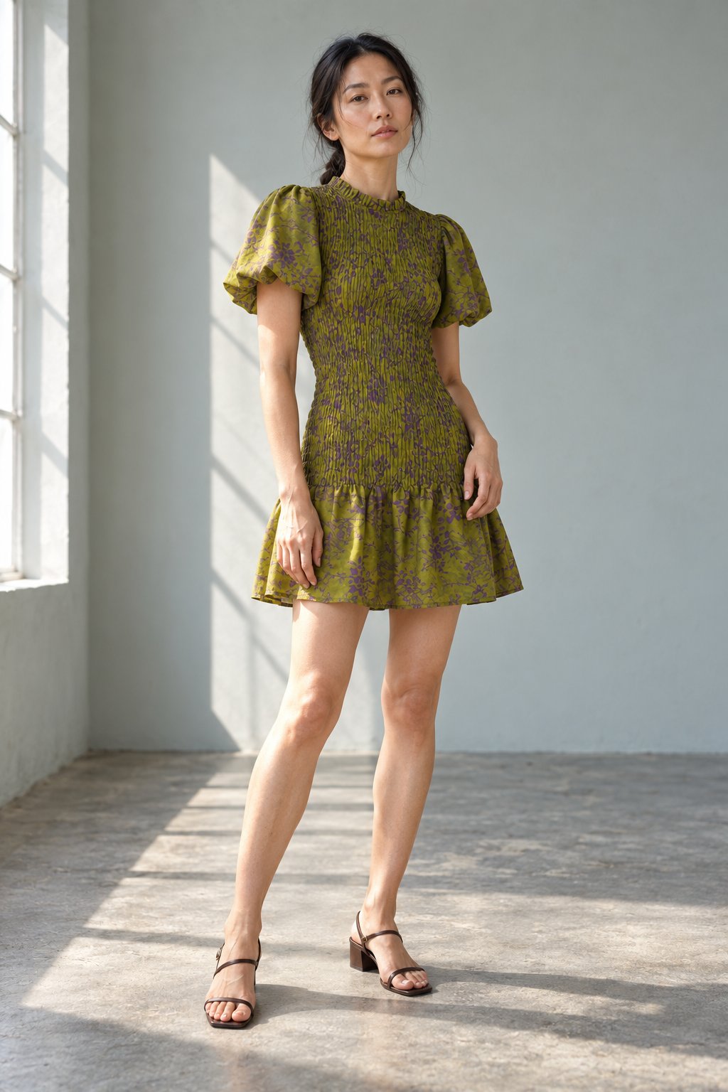 Robe mini smockée fleurie col volanté