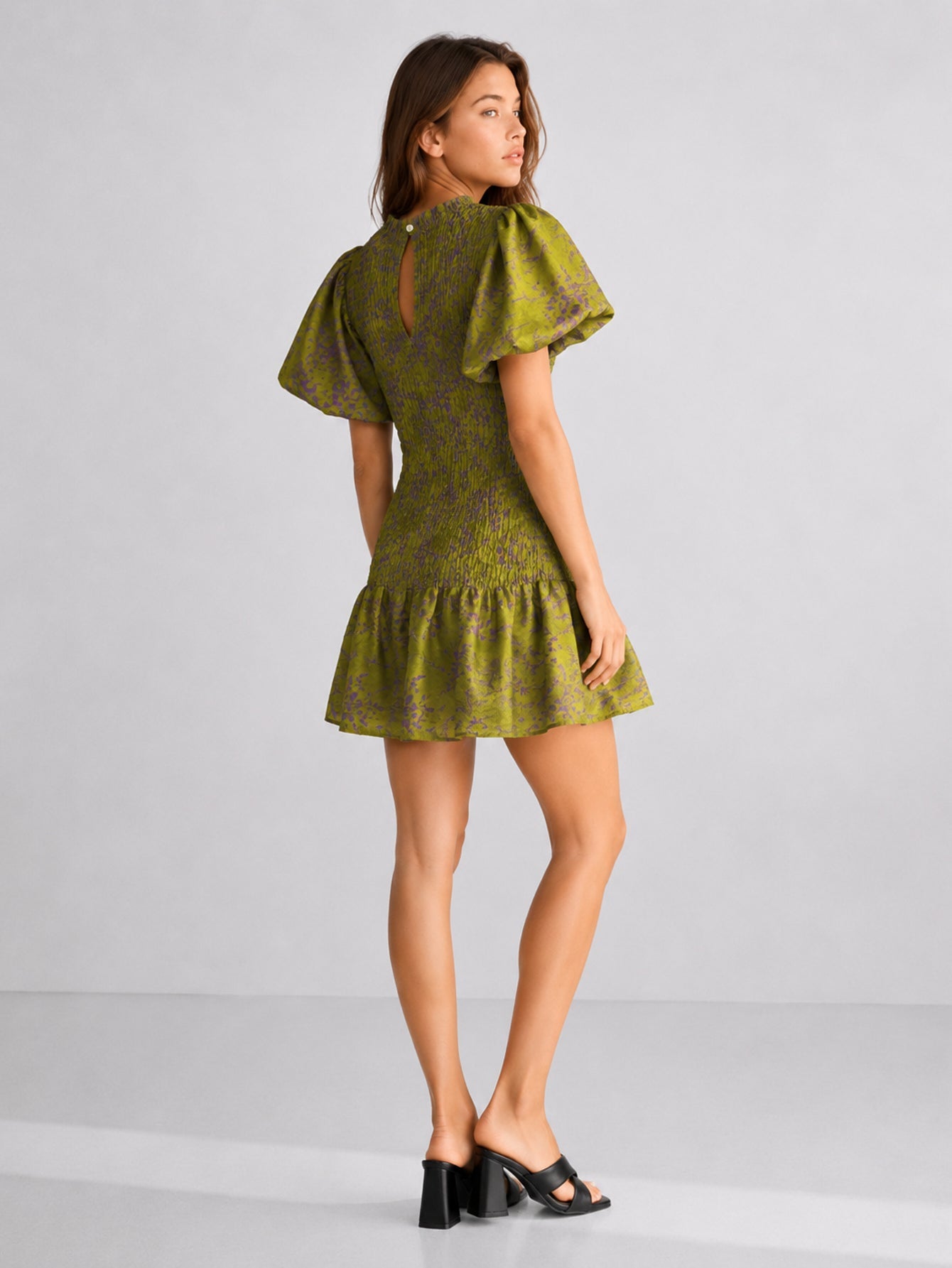 Robe mini fleurie à manches bouffantes
