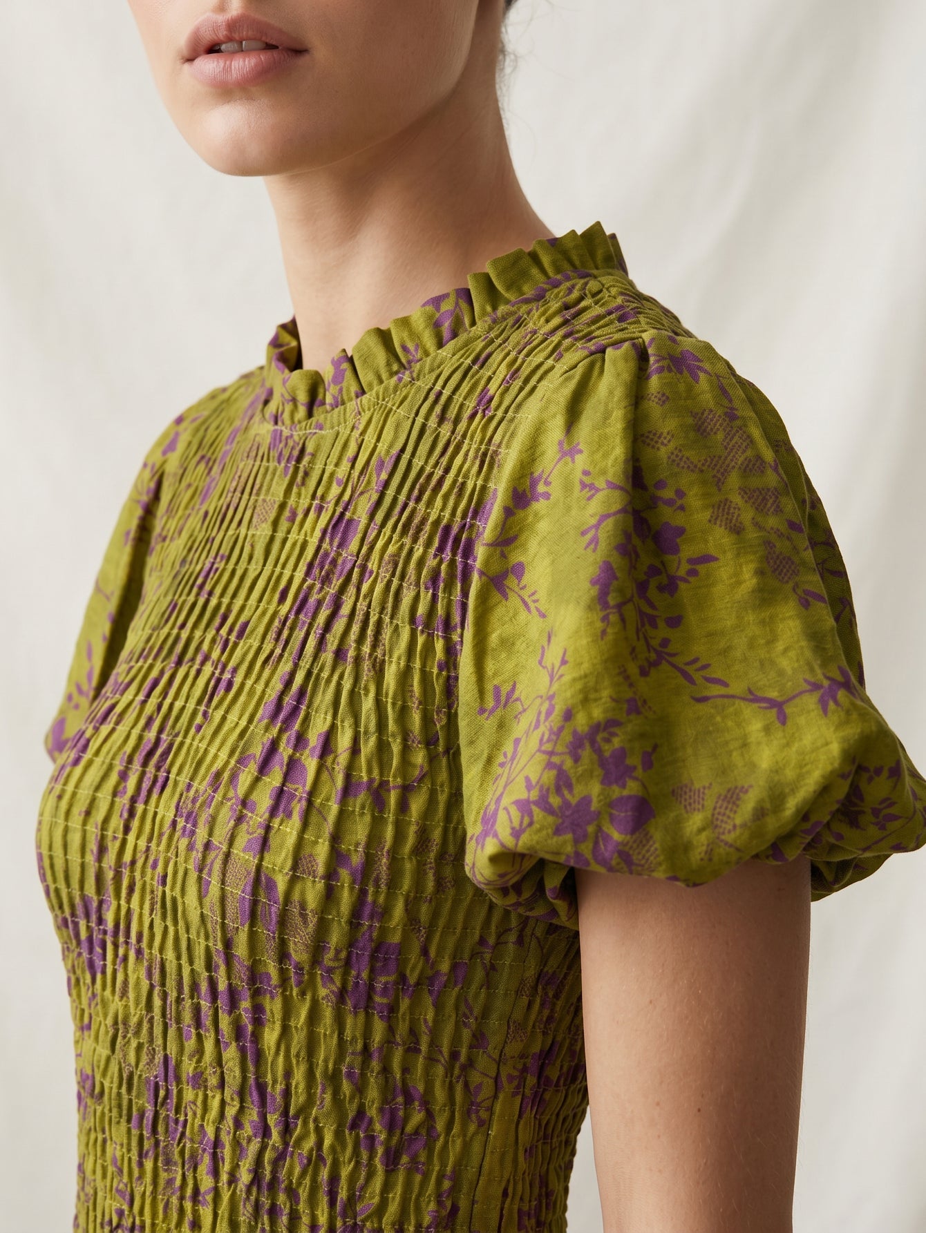 Détail des smocks du buste robe fleurie