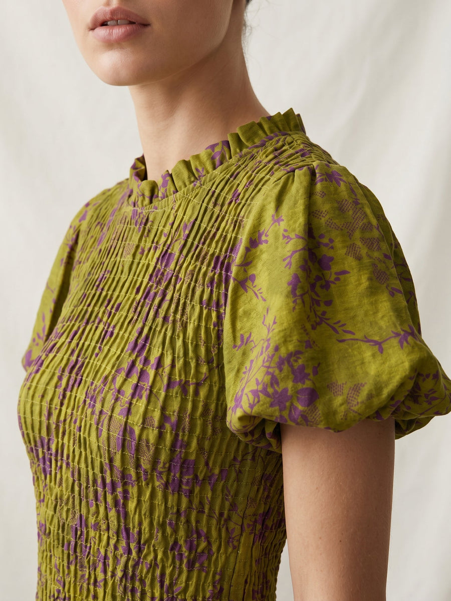 Détail des smocks du buste robe fleurie