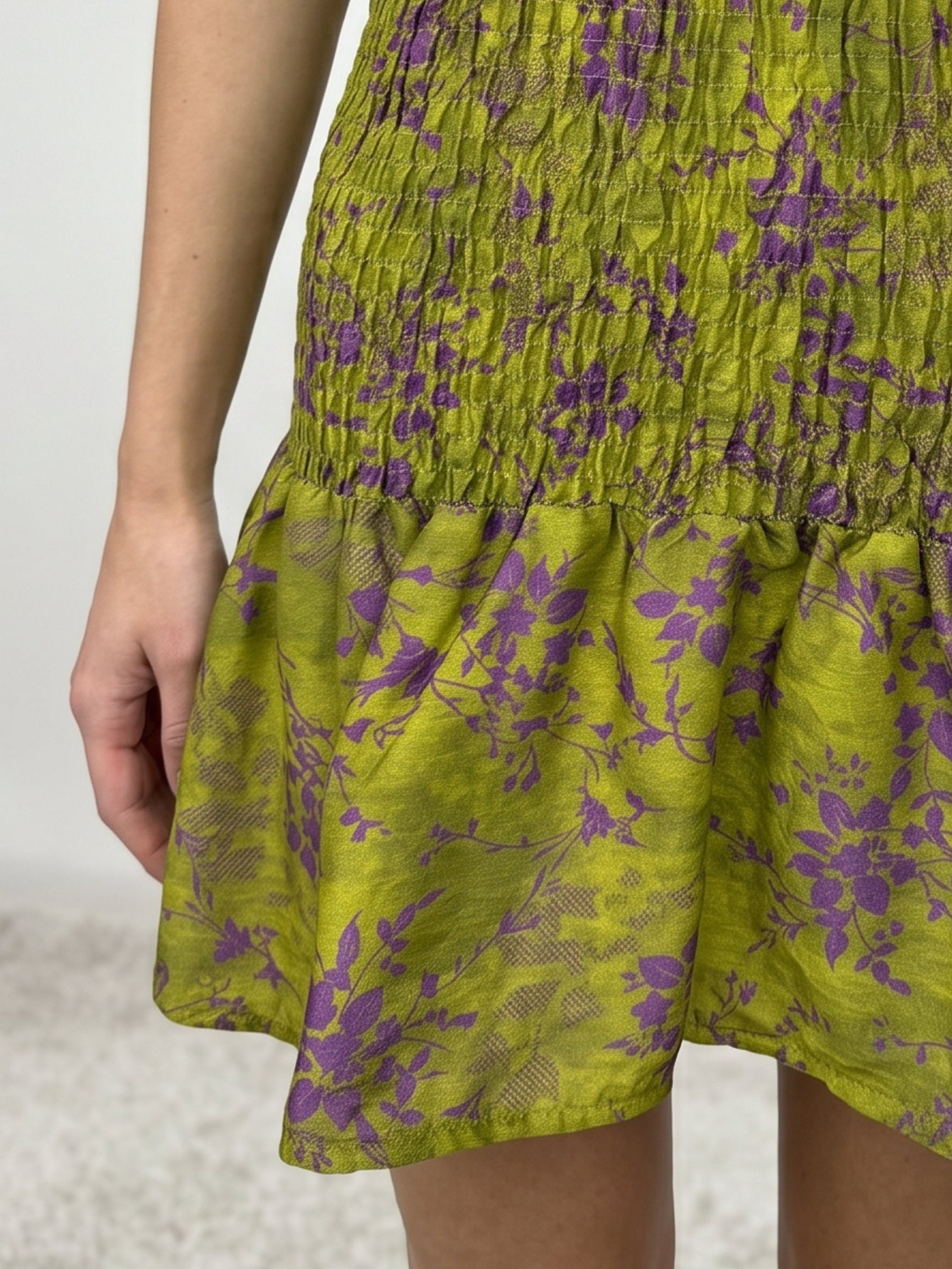 Détail de l’ourlet volanté robe mini