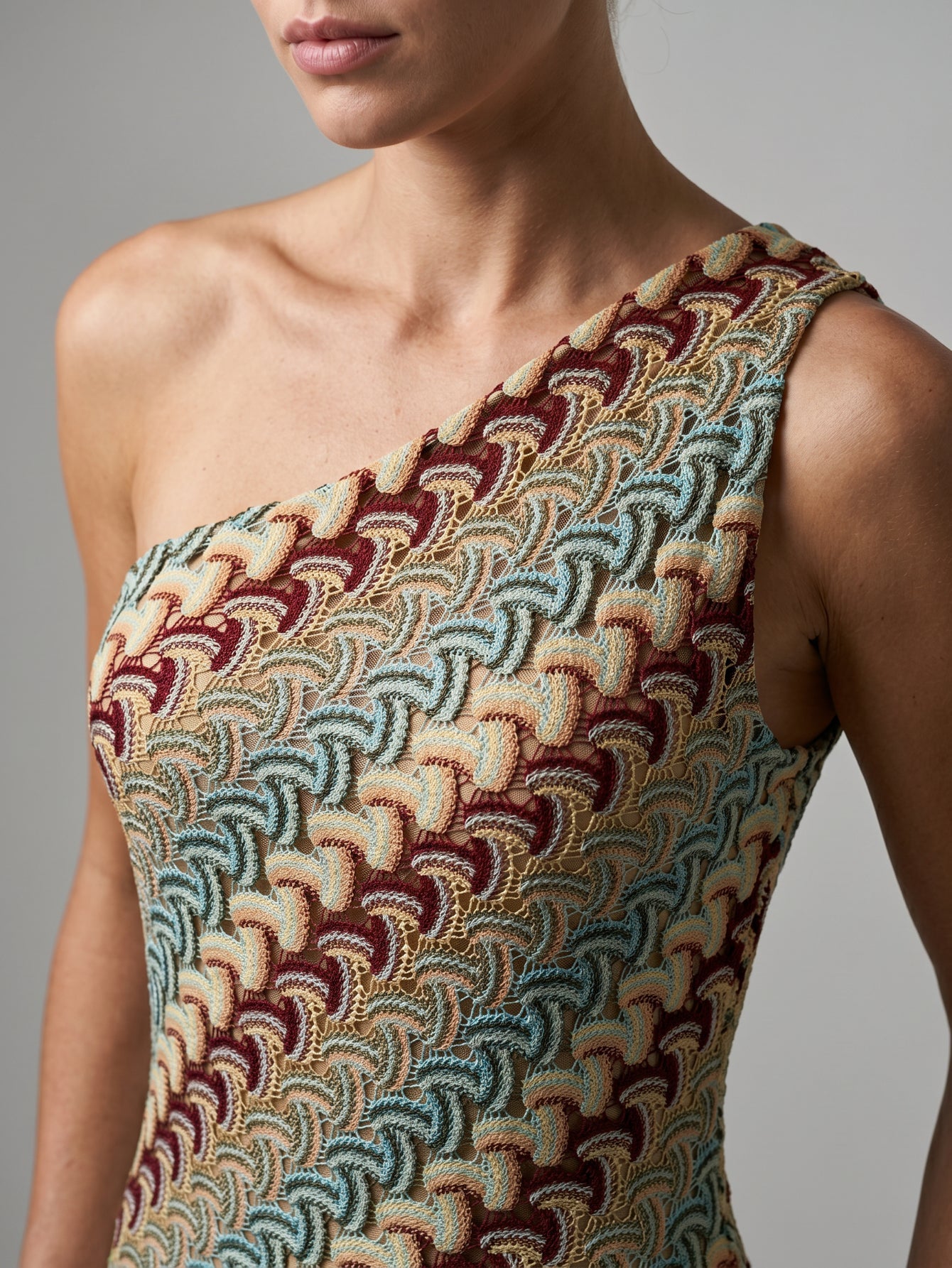 Détail de l’encolure une épaule en crochet