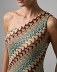 Détail de l’encolure une épaule en crochet