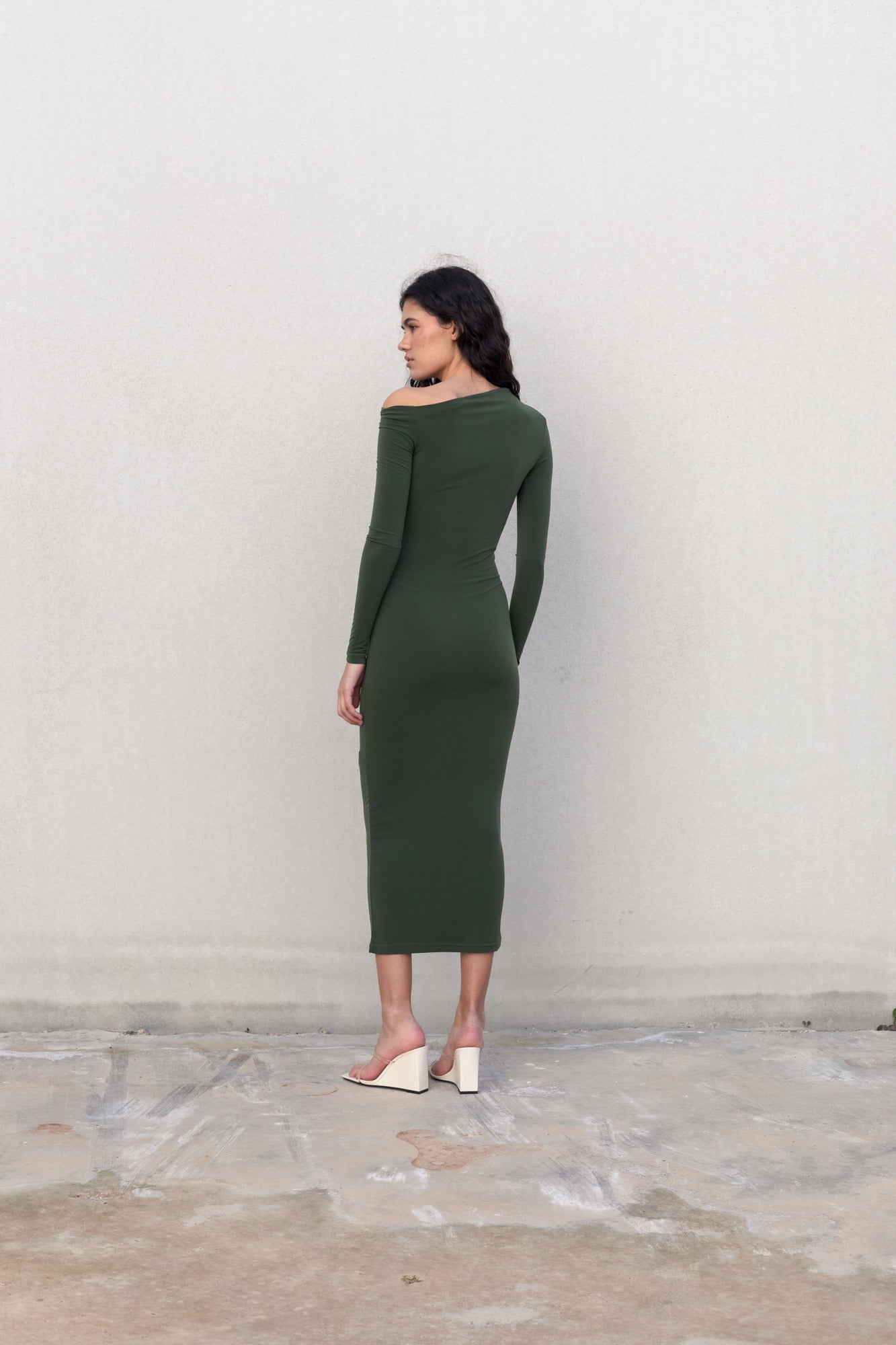 Robe moulante kaki femme épaule dénudée – Robe midi asymétrique tendance 2025