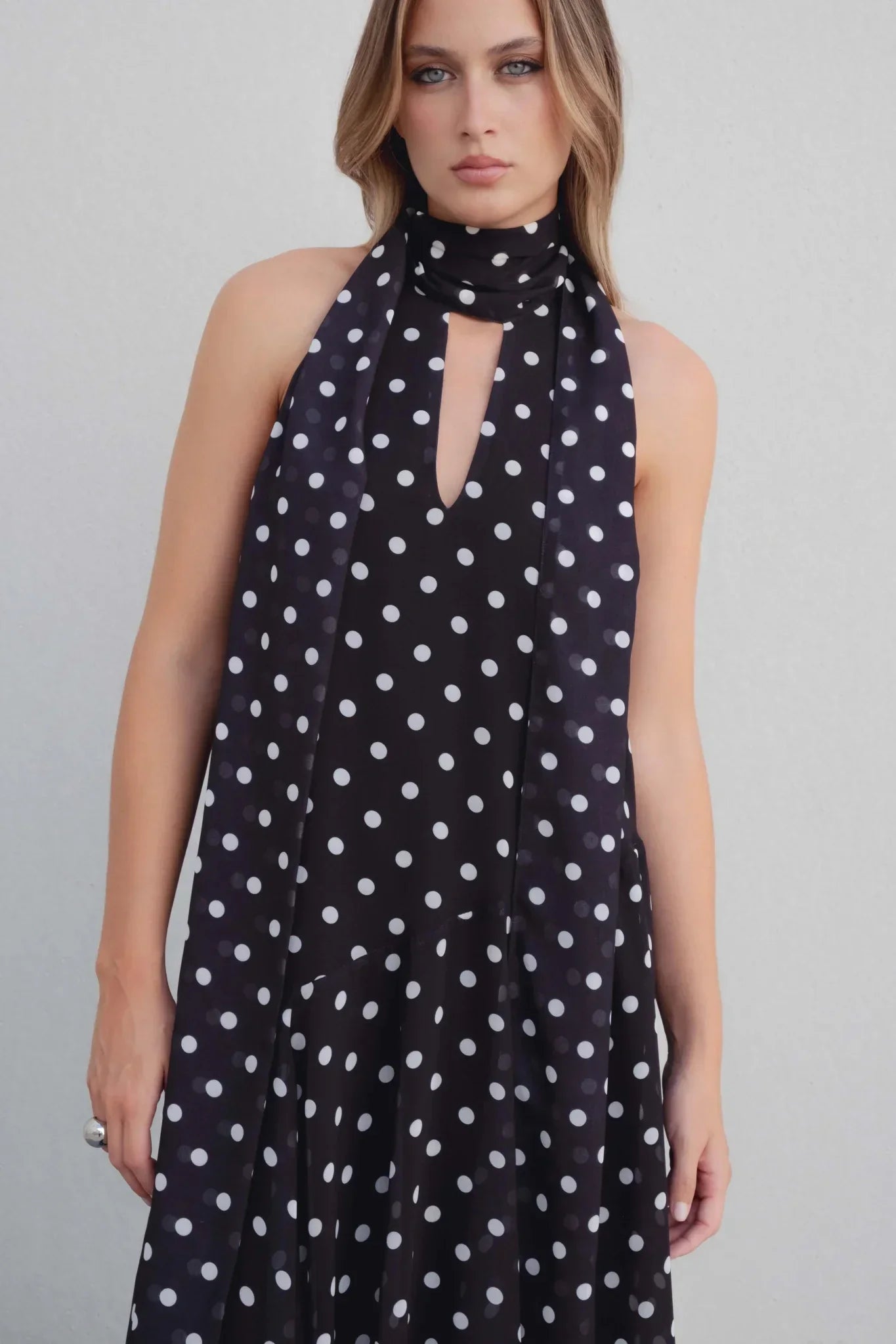 Robe noire à pois blancs dos nu, élégante robe noire avec pois blancs pour femme