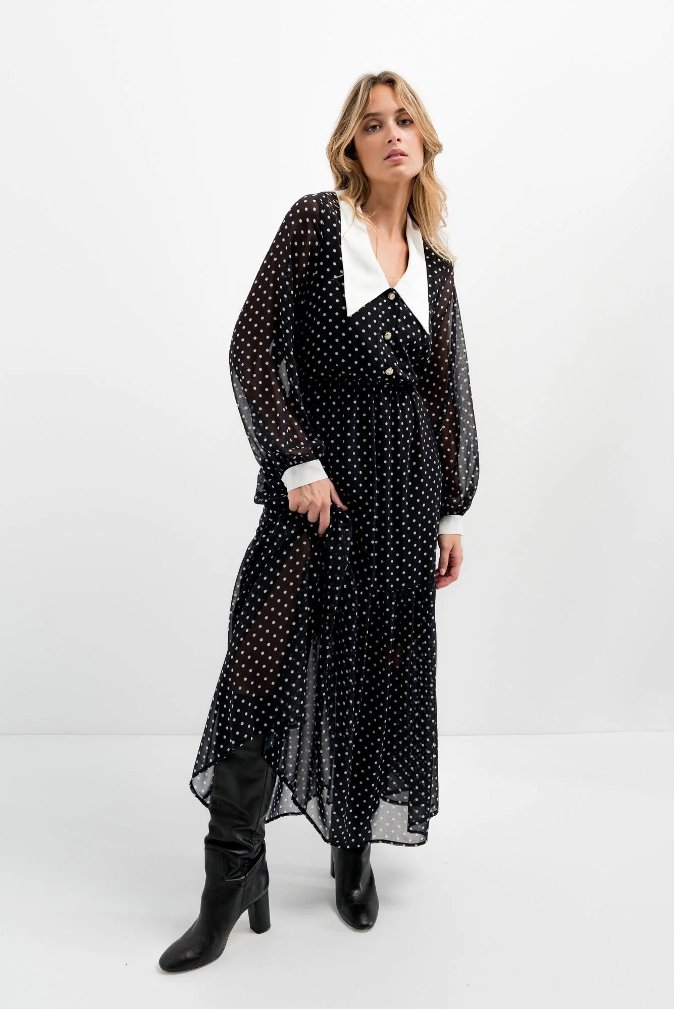 Robe noire à pois blancs midi avec col blanc et manches longues, élégance chic