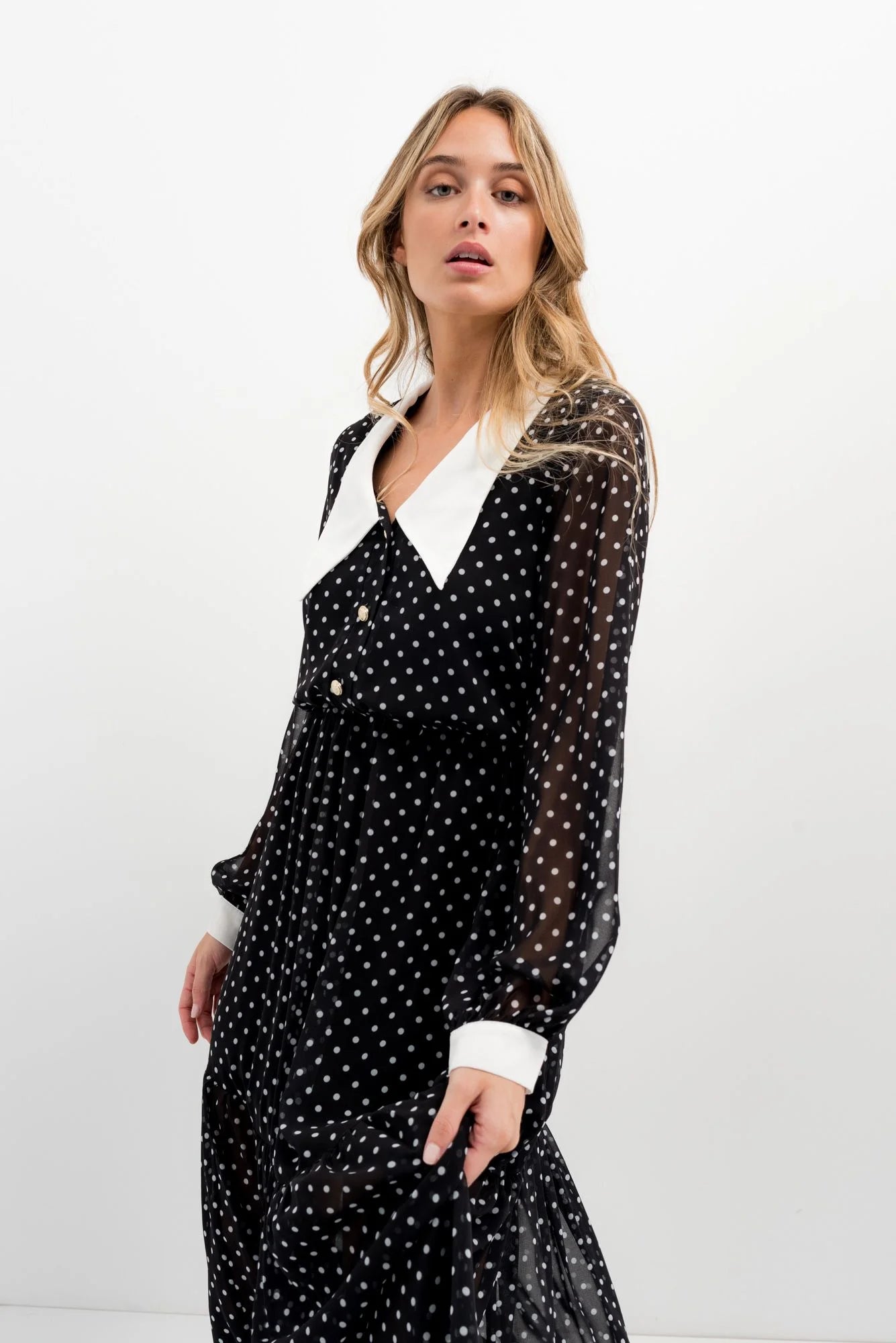 Robe noire à pois blancs midi avec col blanc et manches longues, élégance chic