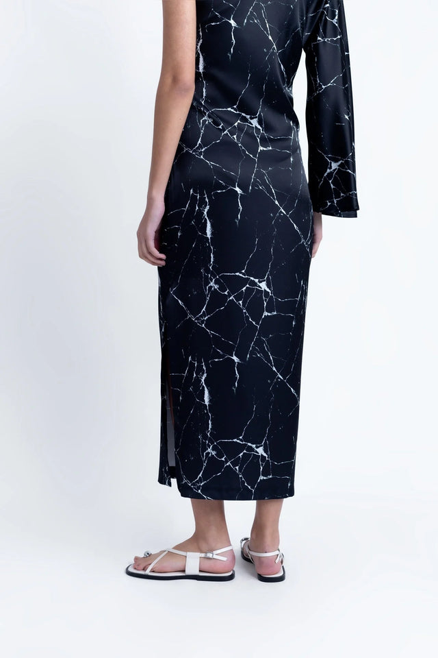 Détail de l'arrière de la Robe de Soirée Femme Asymétrique Satinée Noire Avec Imprimé Marbre, mettant en relief la coupe moderne.