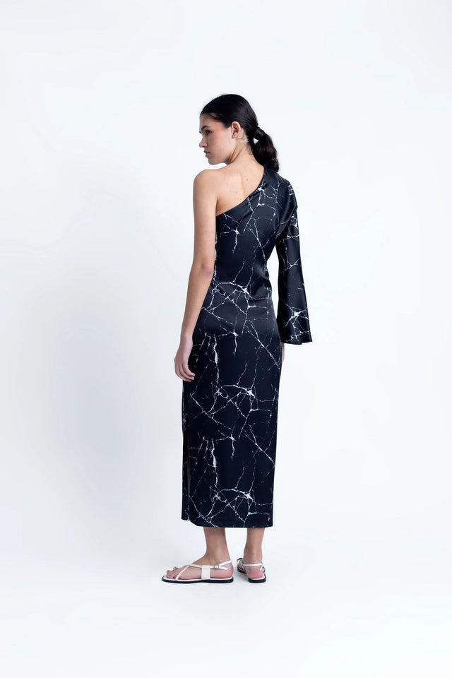 Vue arrière de la Robe de Soirée Femme Asymétrique Satinée Noire Avec Imprimé Marbre, montrant la coupe fluide et le design distinctif.