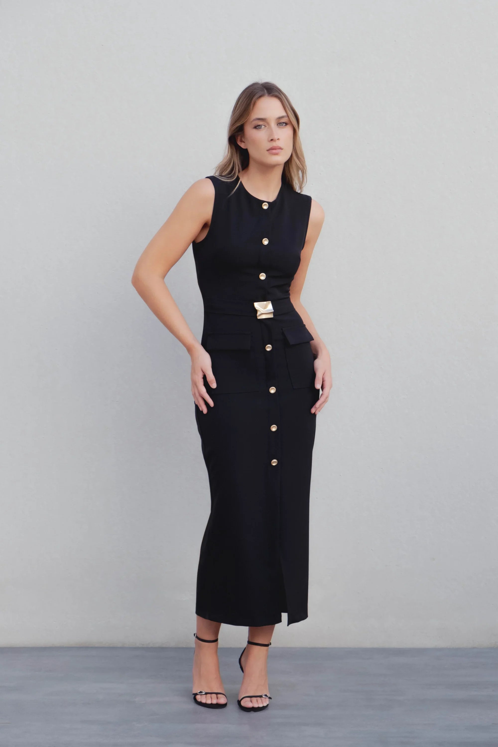 Robe noire chic midi boutonnée avec ceinture dorée, élégance et style sophistiqué