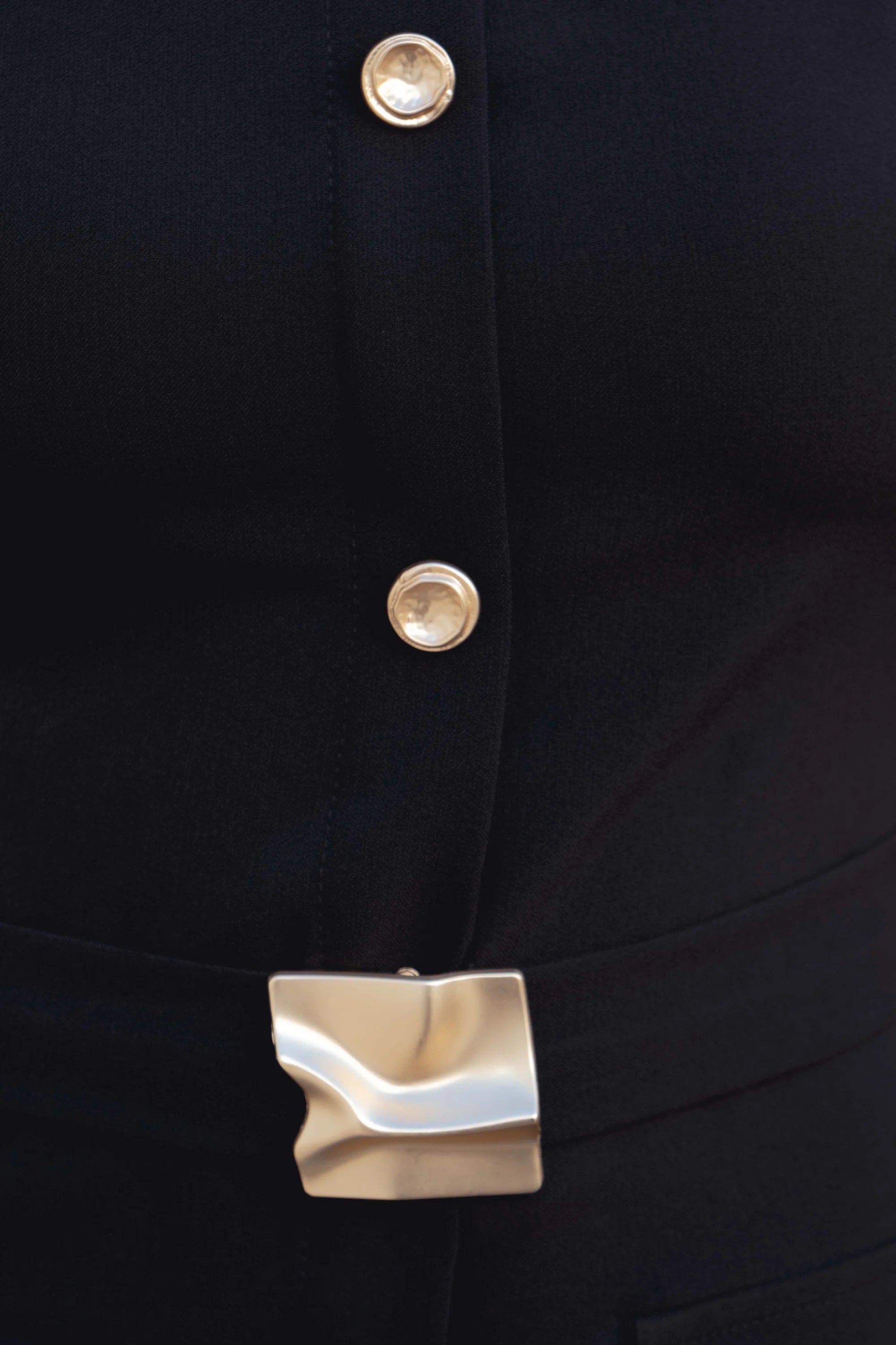 Robe noire chic midi avec boutons dorés et ceinture élégante pour un look sophistiqué