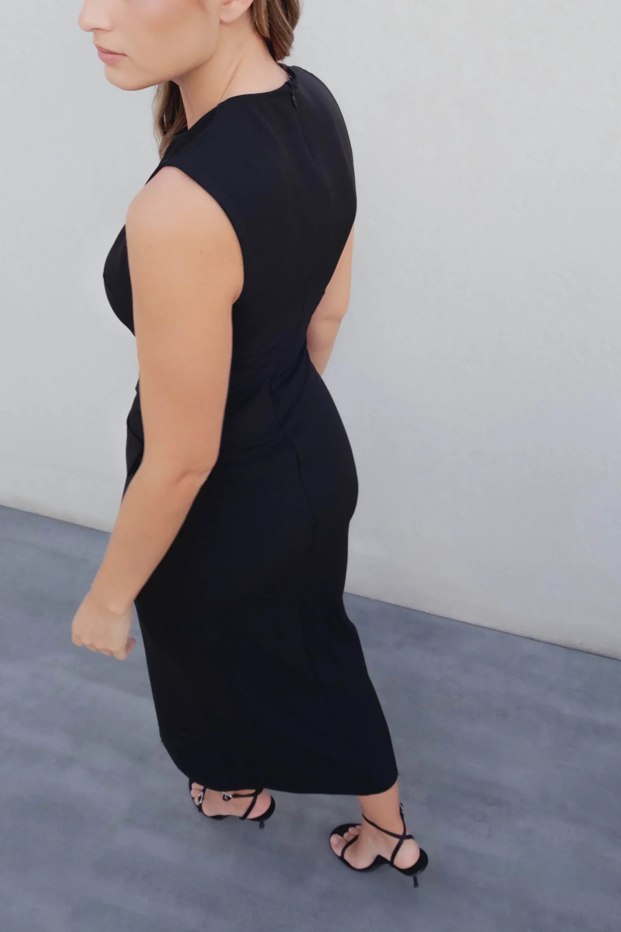 Robe noire chic midi boutonnée avec ceinture dorée et escarpins à talons