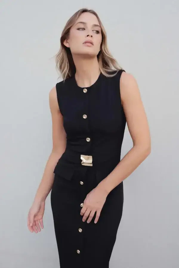 Robe noire chic midi boutonnée avec ceinture dorée