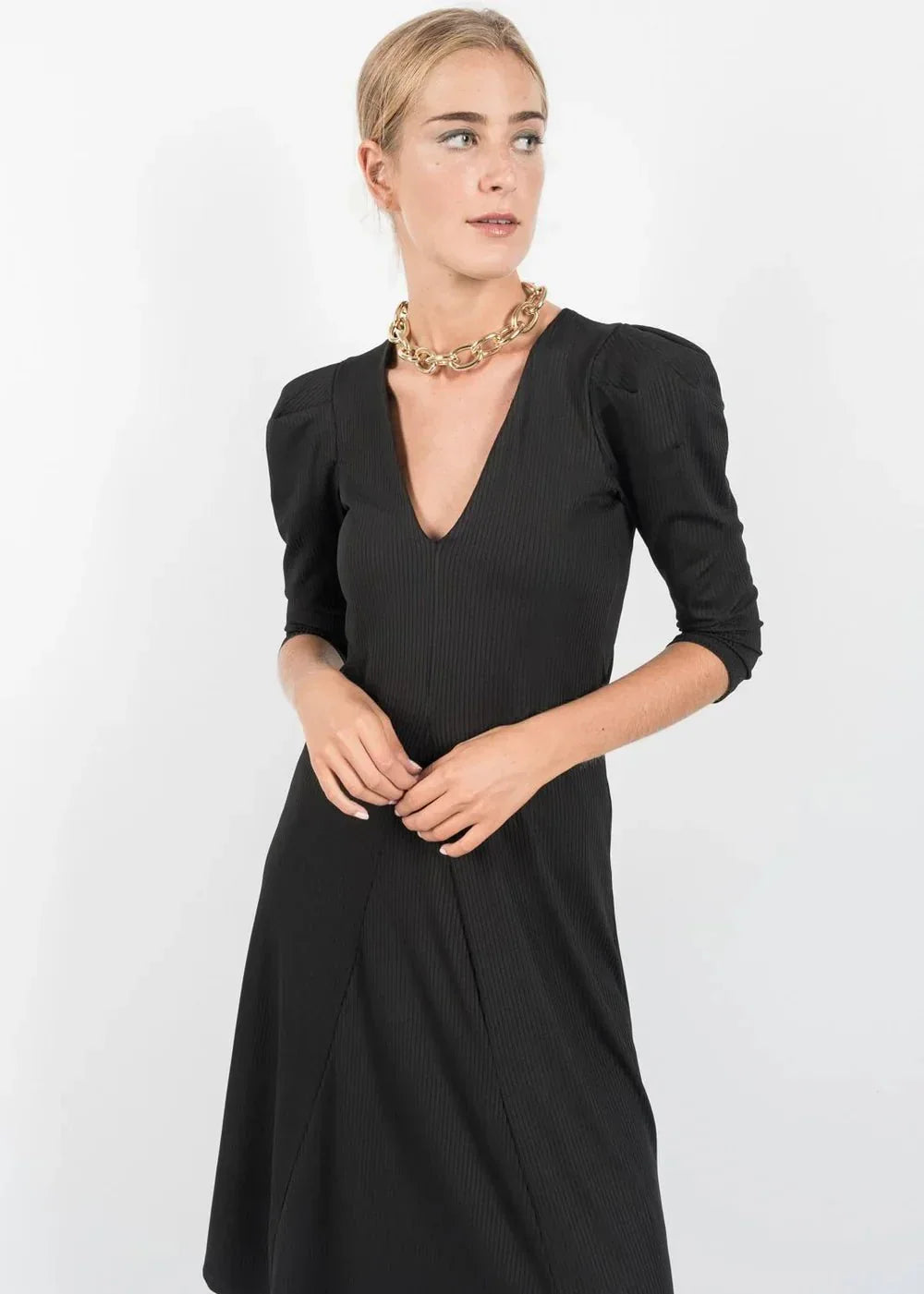 Robe noire mi-longue avec V-neck, manches bouffantes et jupe évasée