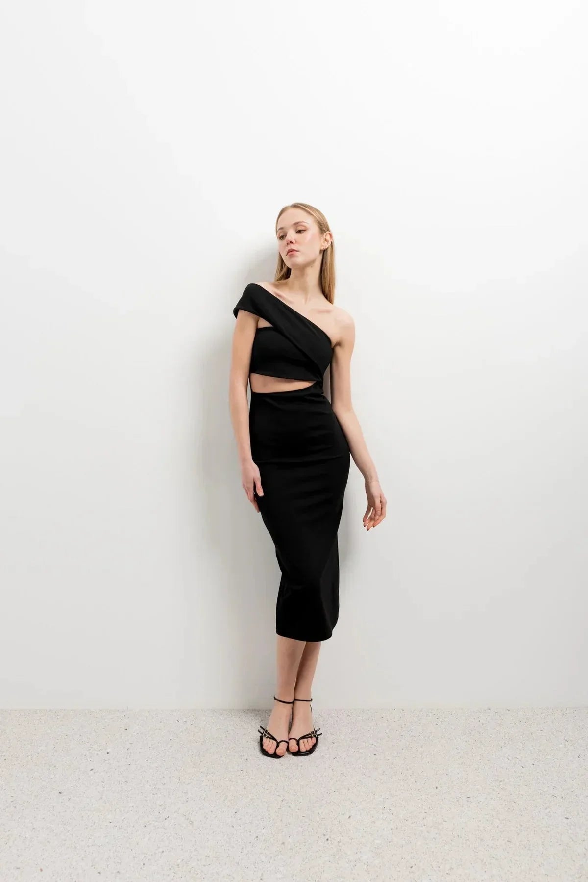 Robe noire midi asymétrique avec épaule unique et découpe à la taille
