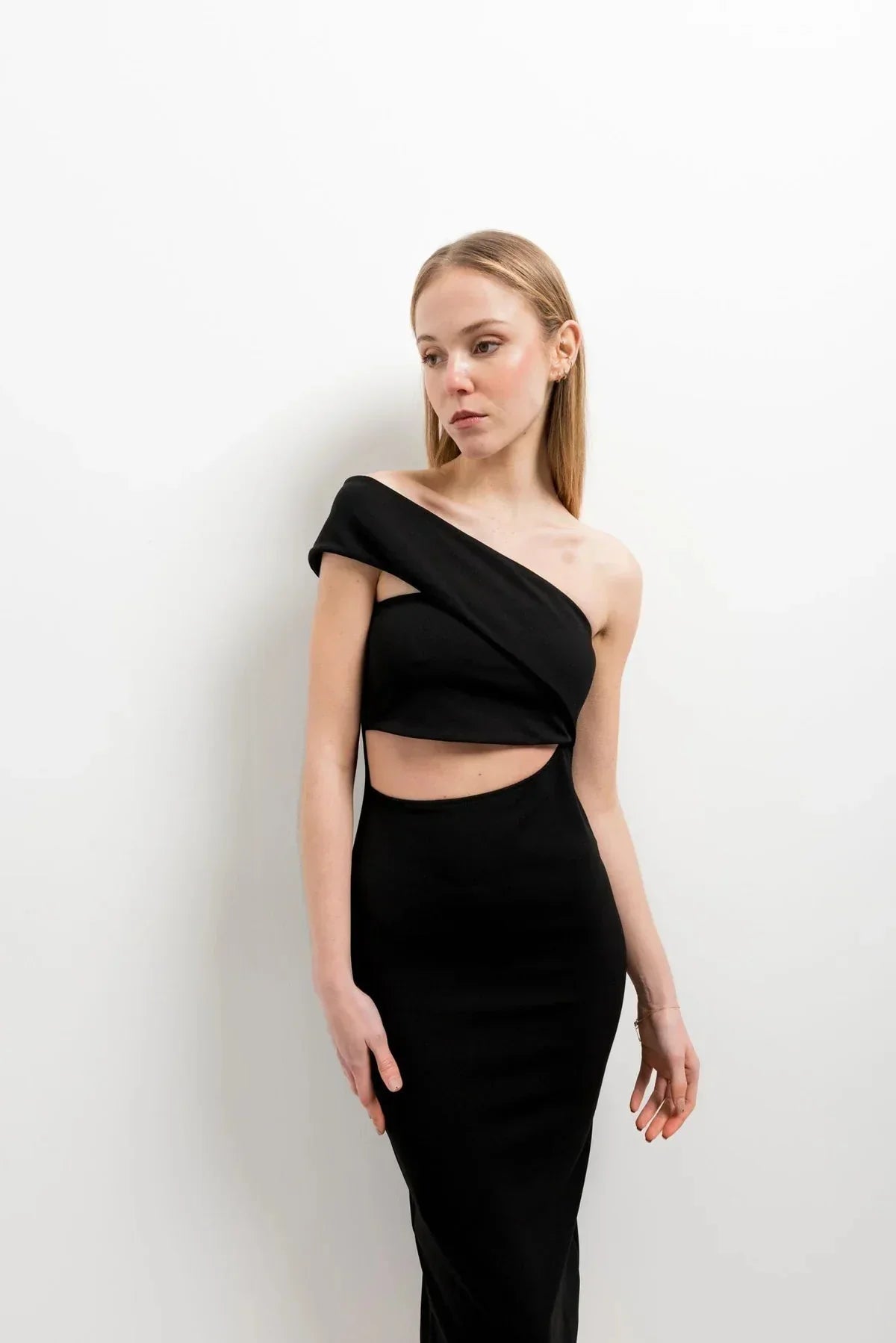 Robe noire midi asymétrique découpée, robe noire élégante à une épaule
