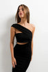 Robe noire midi asymétrique découpée, avec un design à une épaule, mettant en avant une silhouette sculptée et la tendance de la robe ouverte sur le côté.