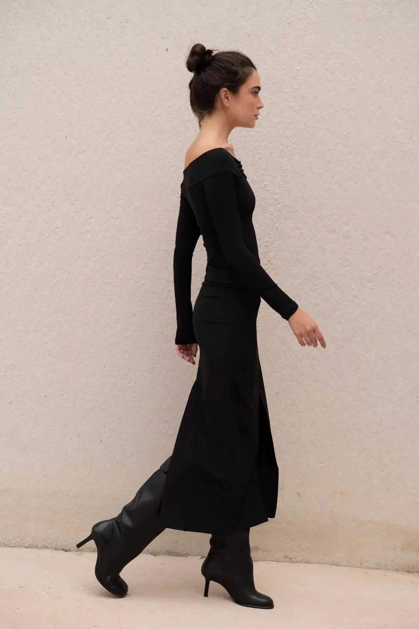 Robe Noire Midi Body à Épaules avec épaules dénudées et bottines noires élégantes