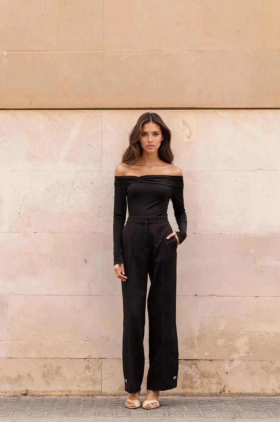 Body Femme Noir Manche Longue À Épaules Dénudées associé à un pantalon élégant, parfaite pièce pour des occasions variées.