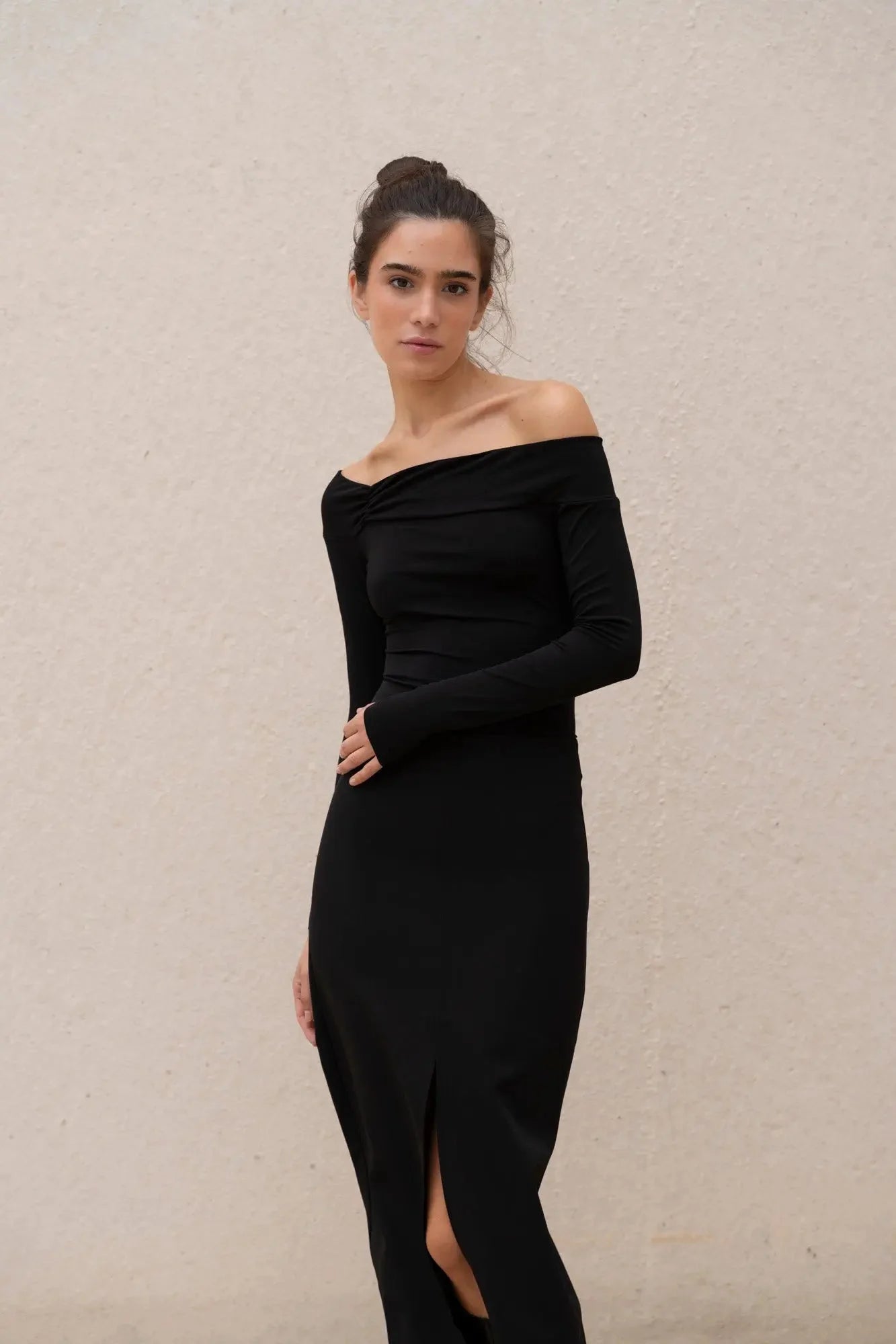Robe Noire Midi Body à Épaules avec décolleté épaules dénudées et fente avant