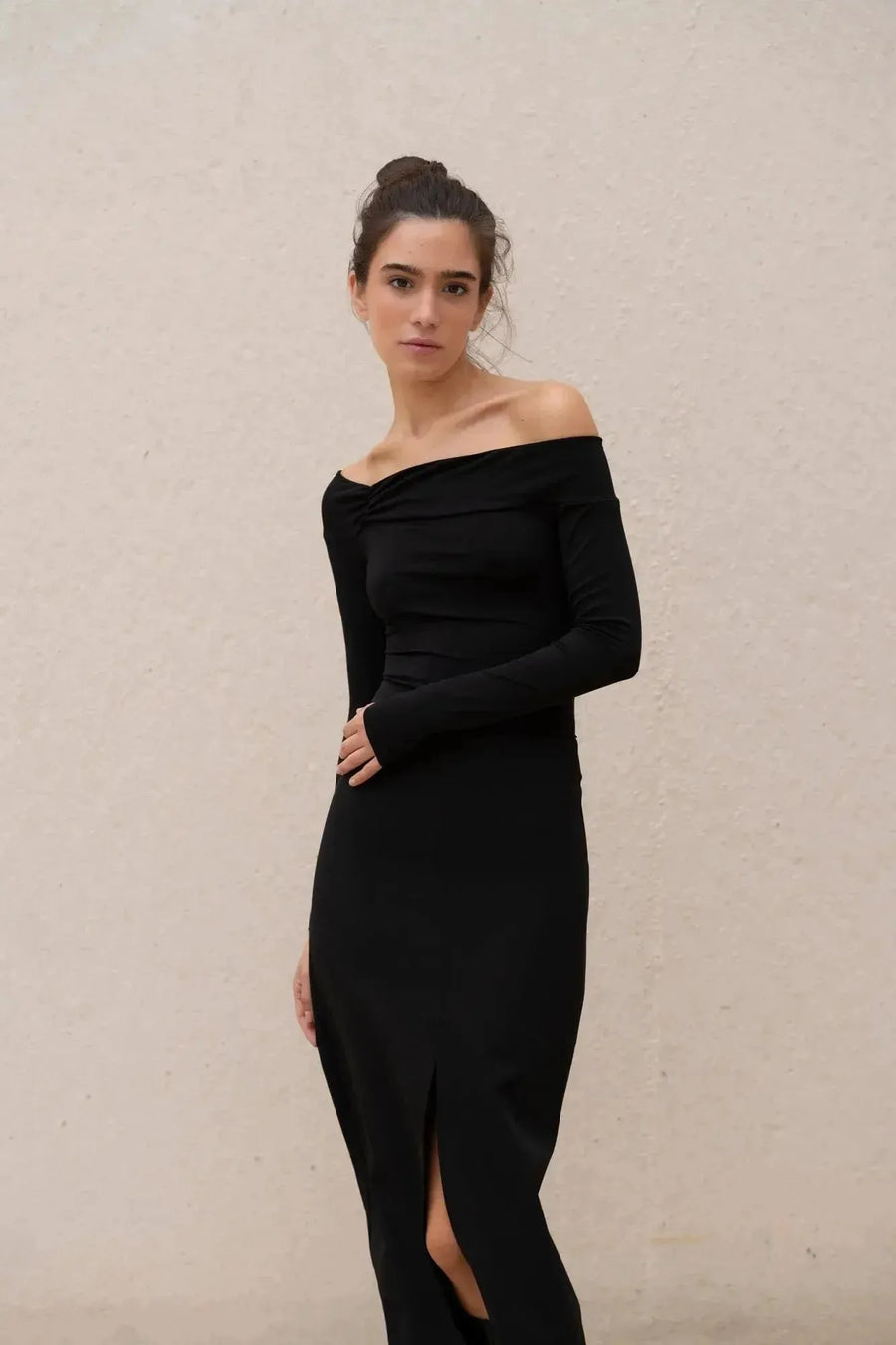 Body Femme Noir Manche Longue À Épaules Dénudées, élégance et confort avec un design raffiné, modèle affichant une silhouette flatteuse.