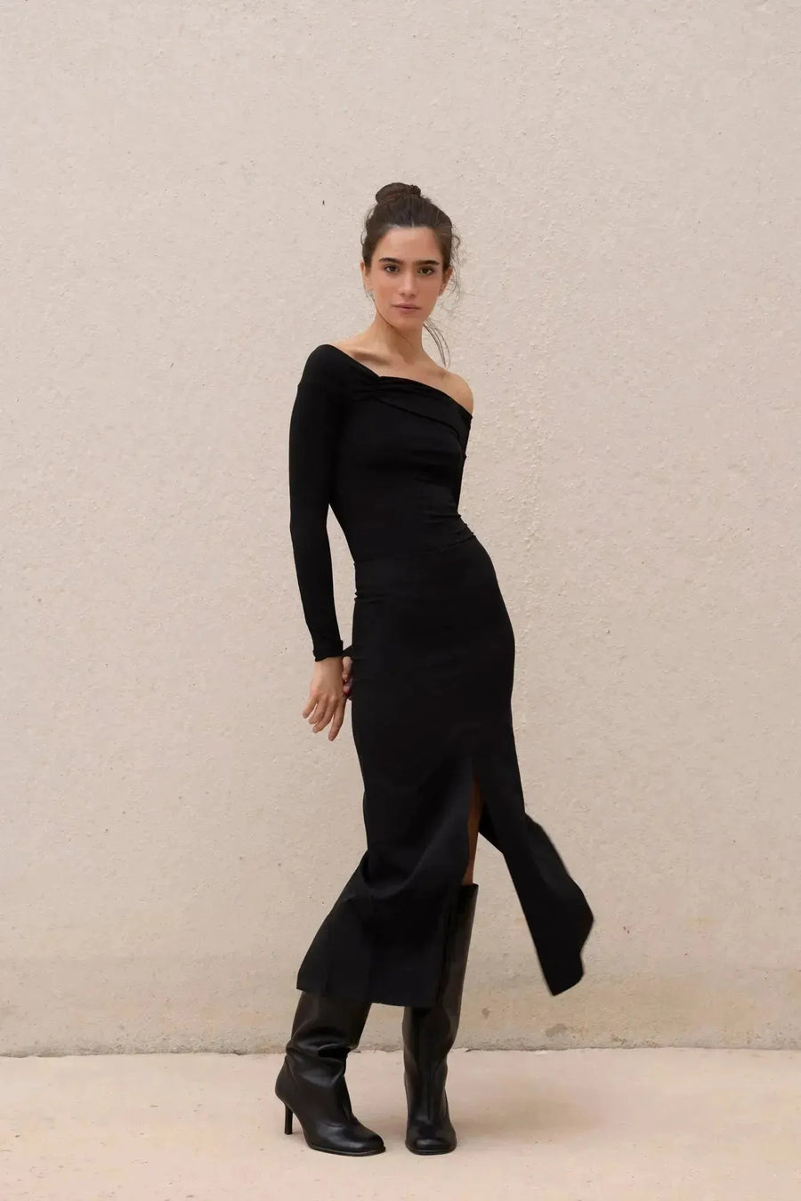 Body Femme Noir Manche Longue À Épaules Dénudées, offrant une allure chic, porté avec des bottes élégantes pour un look stylé.