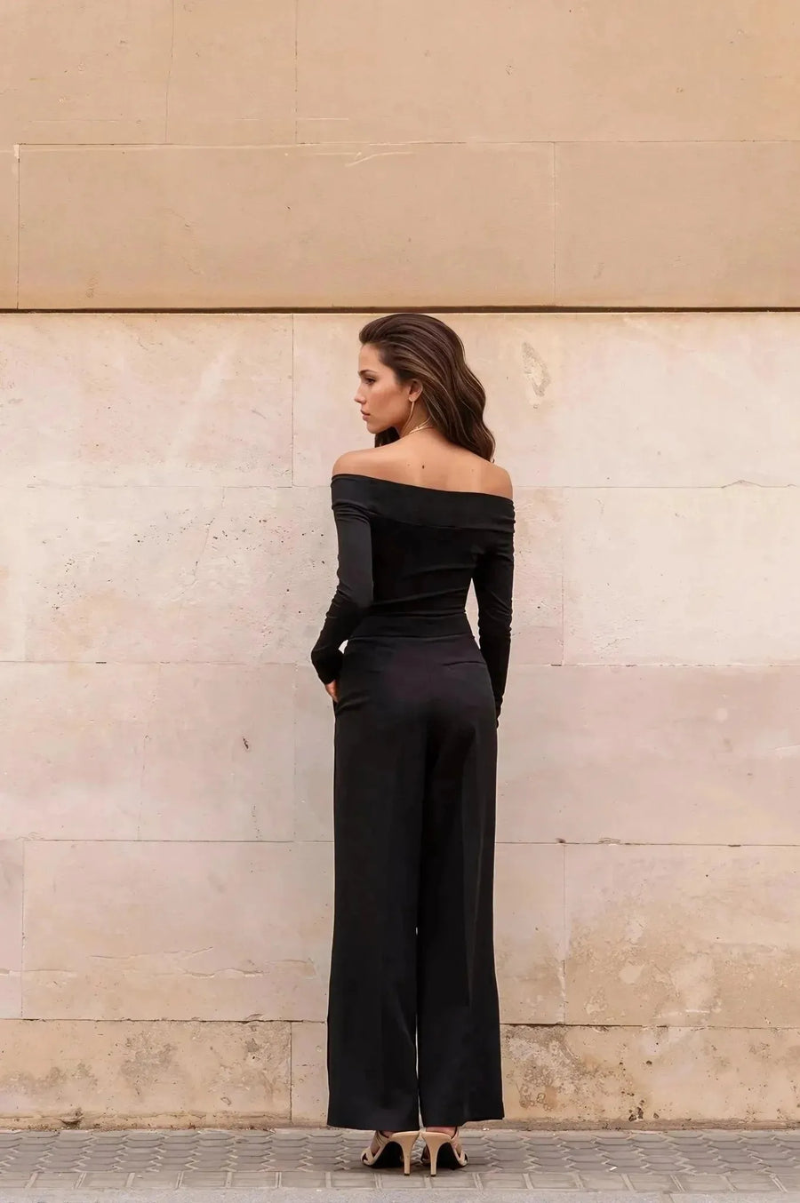 Vue arrière du Body Femme Noir Manche Longue À Épaules Dénudées, illustrant le chic et le confort de cette merveille.