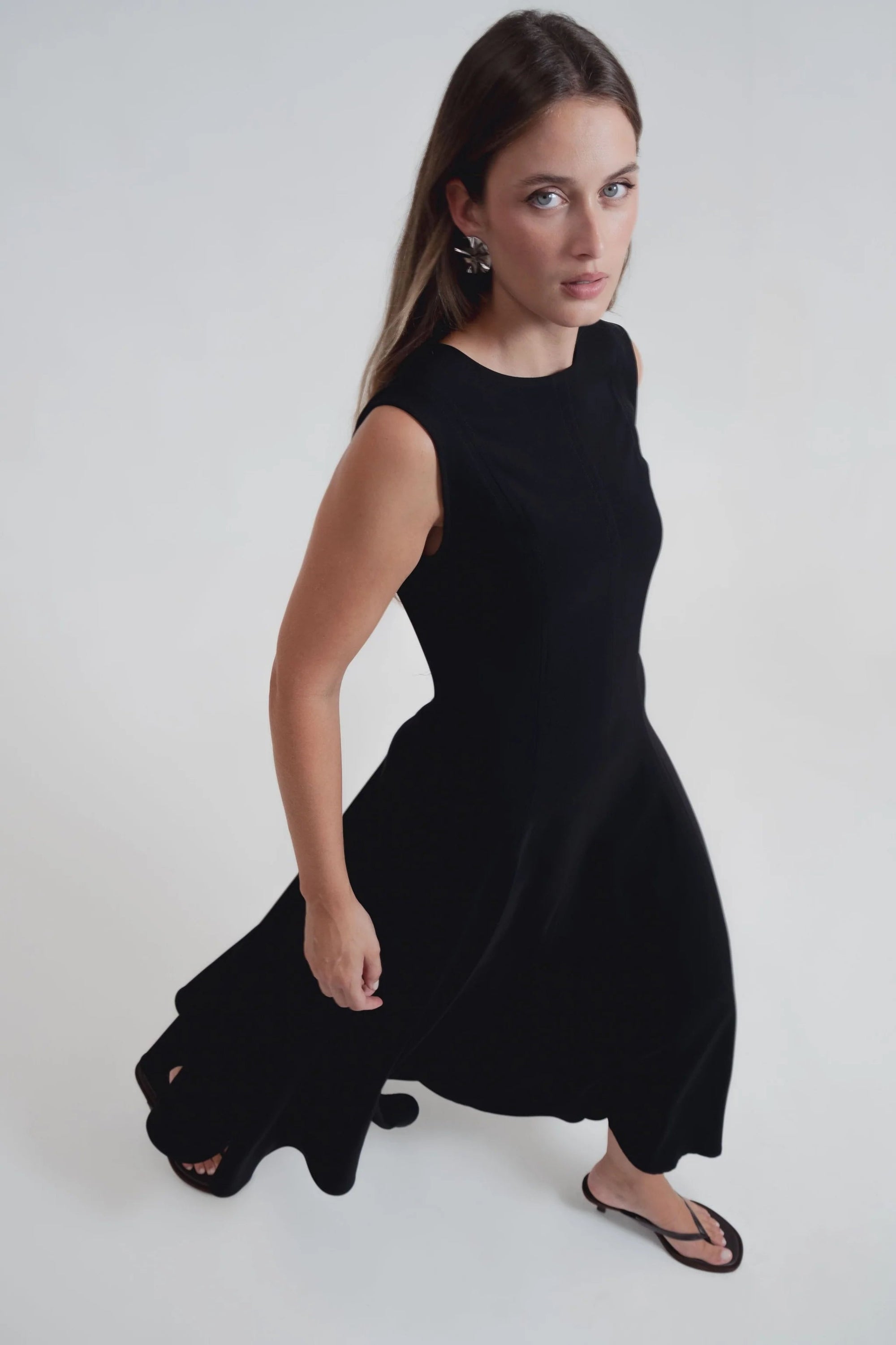 Robe noire élégante sans manches – coupe midi et ourlet festonné Sapiato