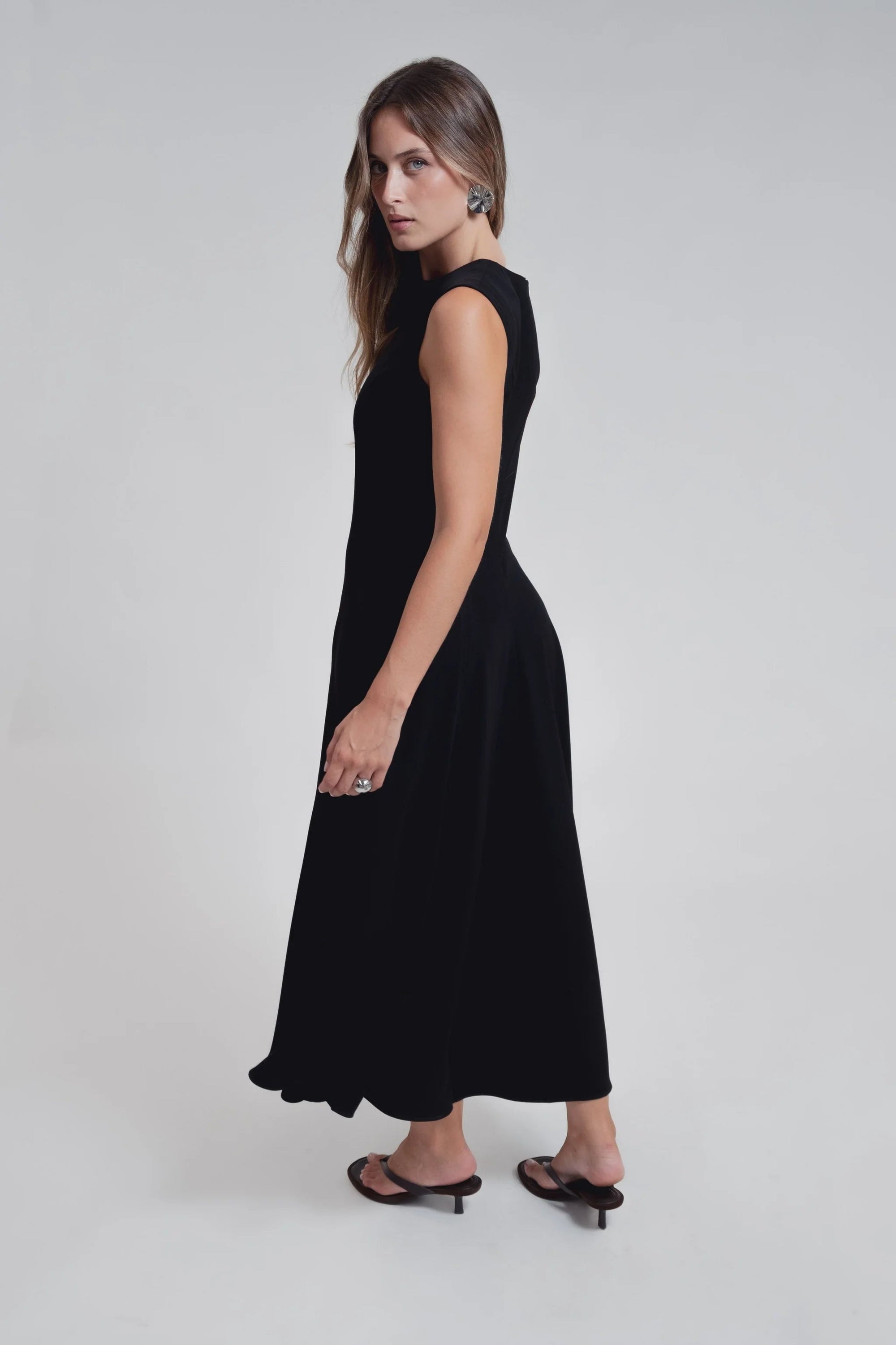 Robe noire élégante sans manches – coupe midi et ourlet festonné Sapiato
