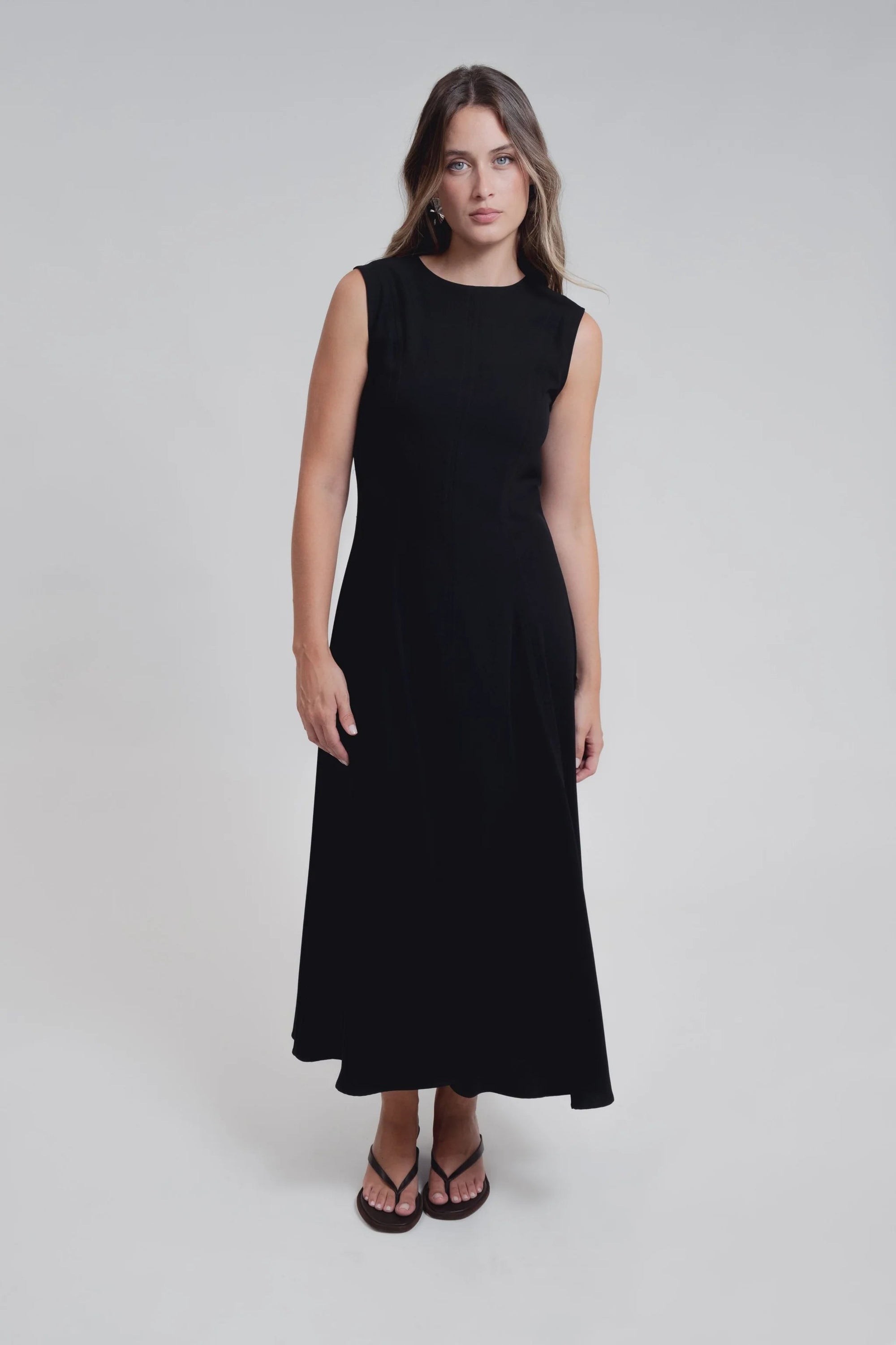 Robe noire élégante sans manches – coupe midi et ourlet festonné Sapiato