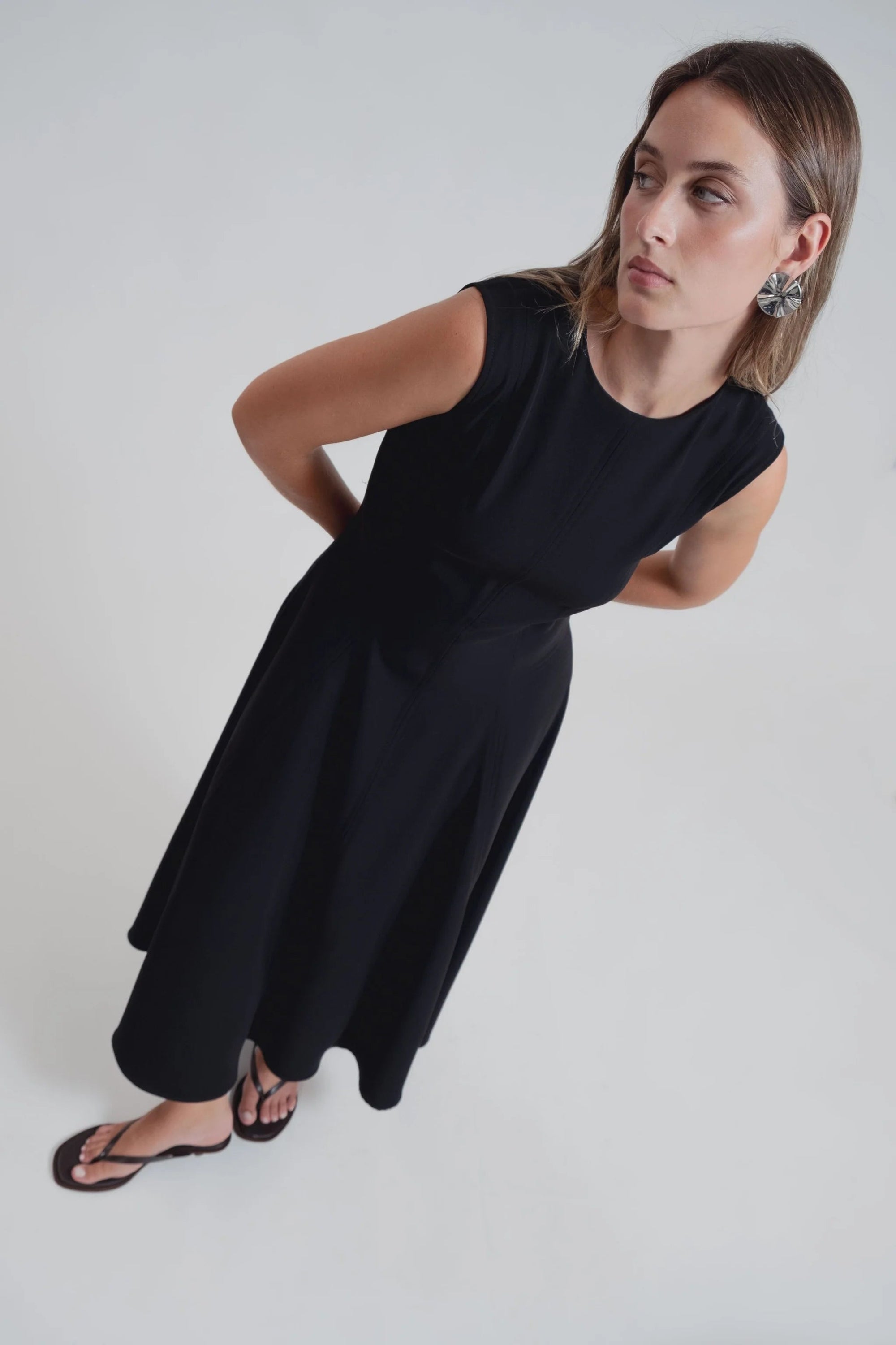 Robe noire élégante sans manches – coupe midi et ourlet festonné Sapiato