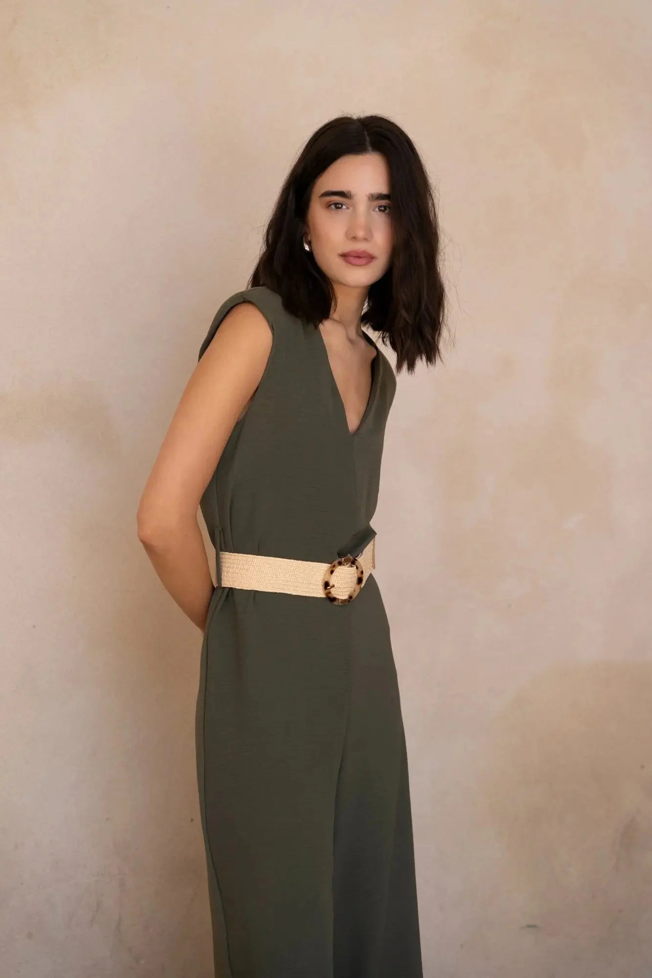 Robe pantalon femme en vert olive foncé, ceinture beige avec boucle tortoise