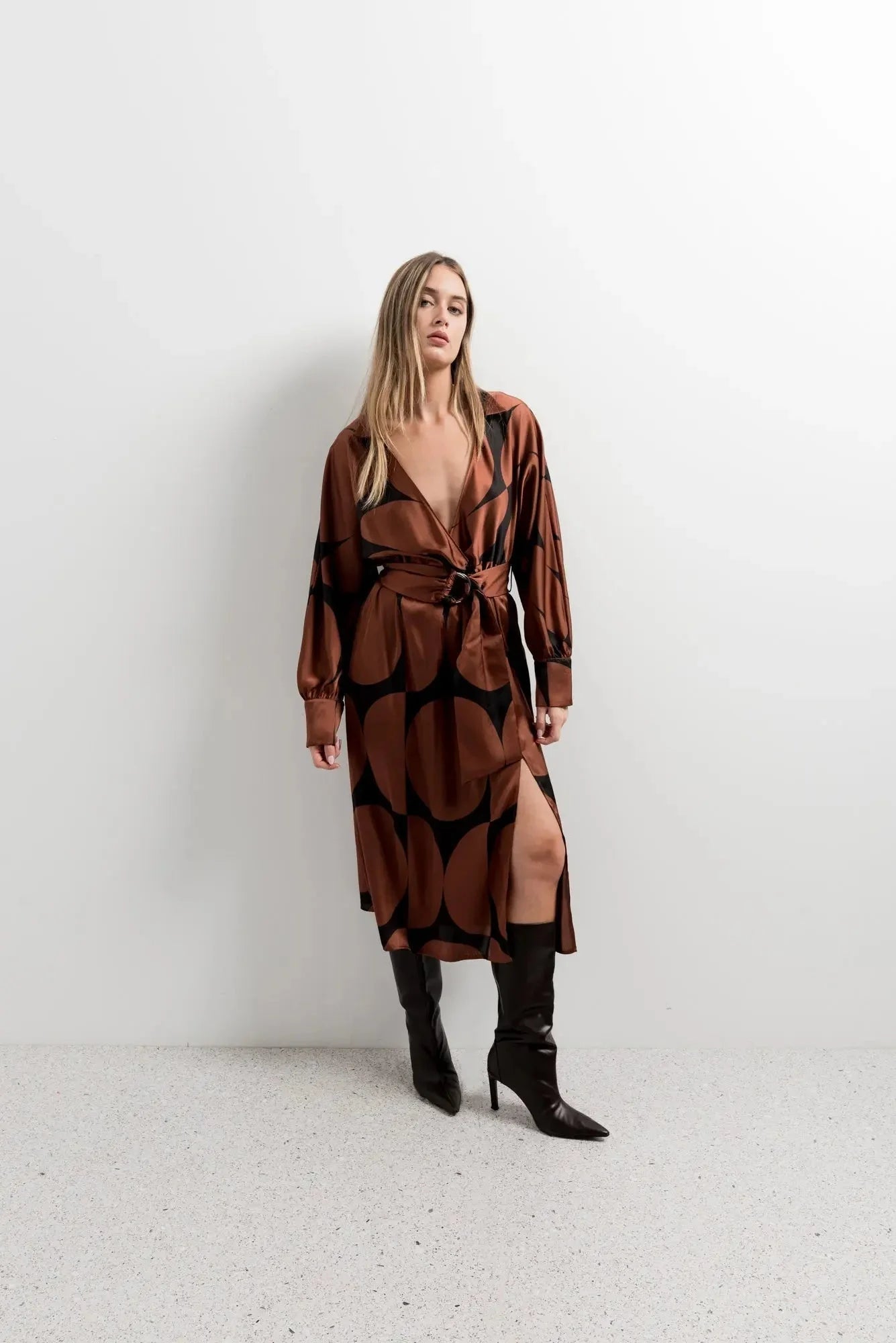 Robe portefeuille à imprimé géométrique en tissu marron et noir avec fente haute