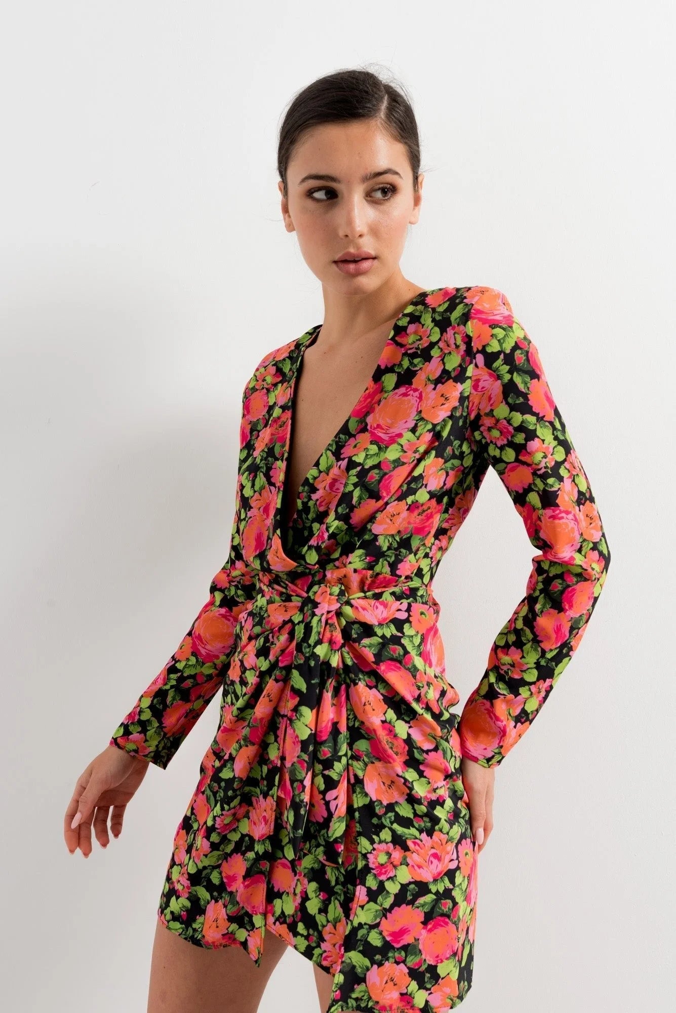 Robe portefeuille courte fleurie noir avec V-neck, manches longues et ceinture nouée