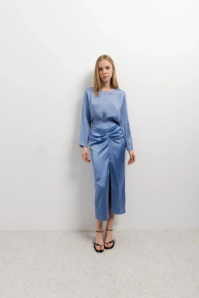 Chemise en satin femme bleu ciel avec haut à manches longues et jupe midi froncée