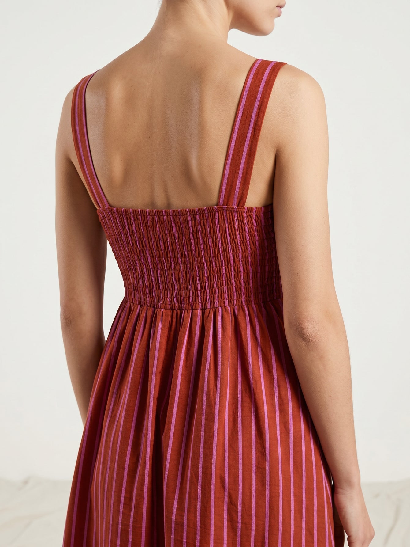 Robe midi zoom sur le dos smocké