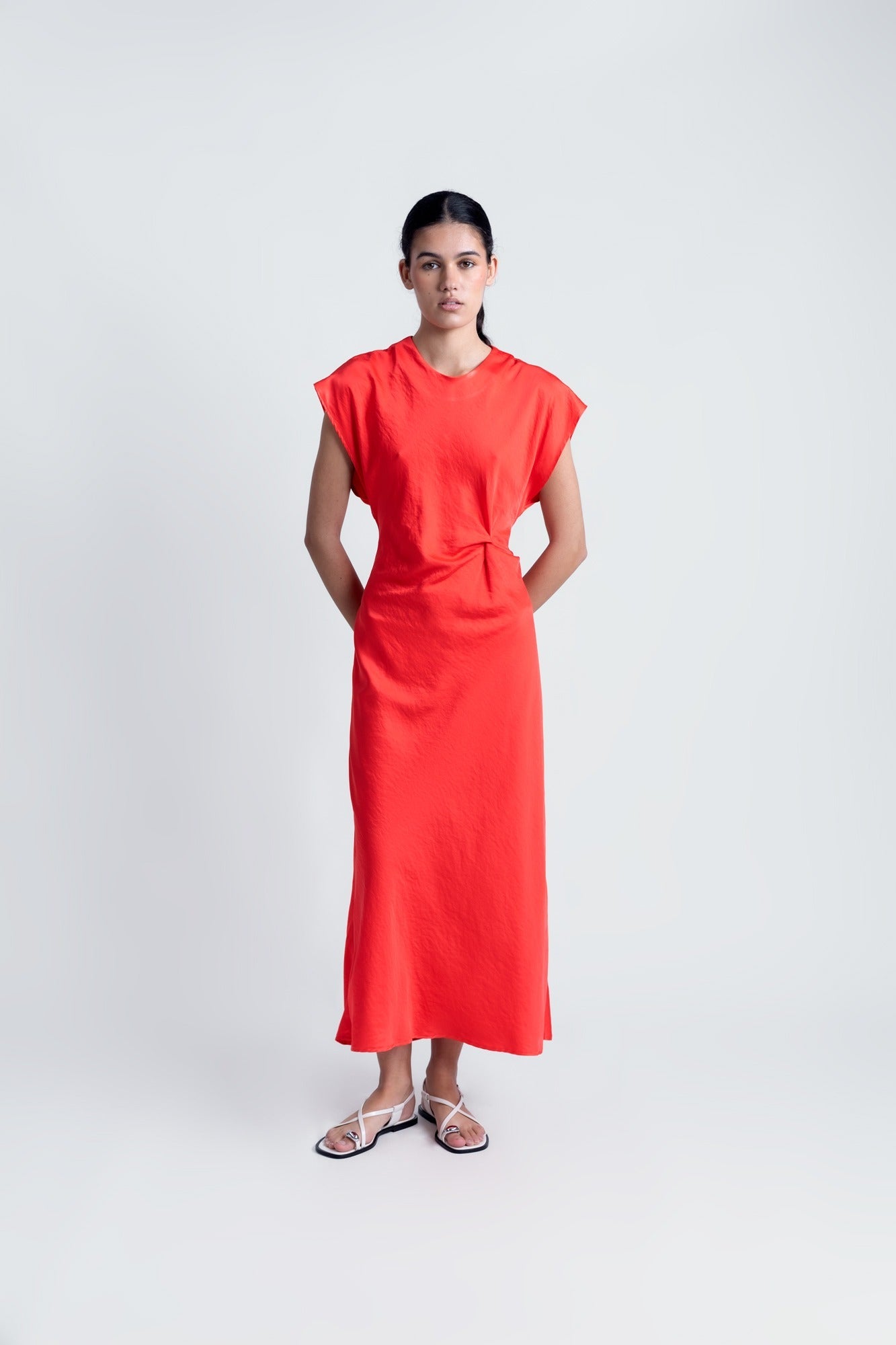 Robe rouge longue drapée à la taille – Élégante et minimaliste Sapiato