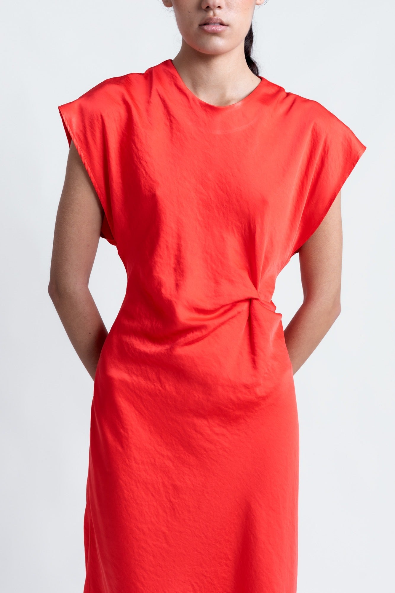 Robe rouge longue drapée à la taille – Élégante et minimaliste Sapiato
