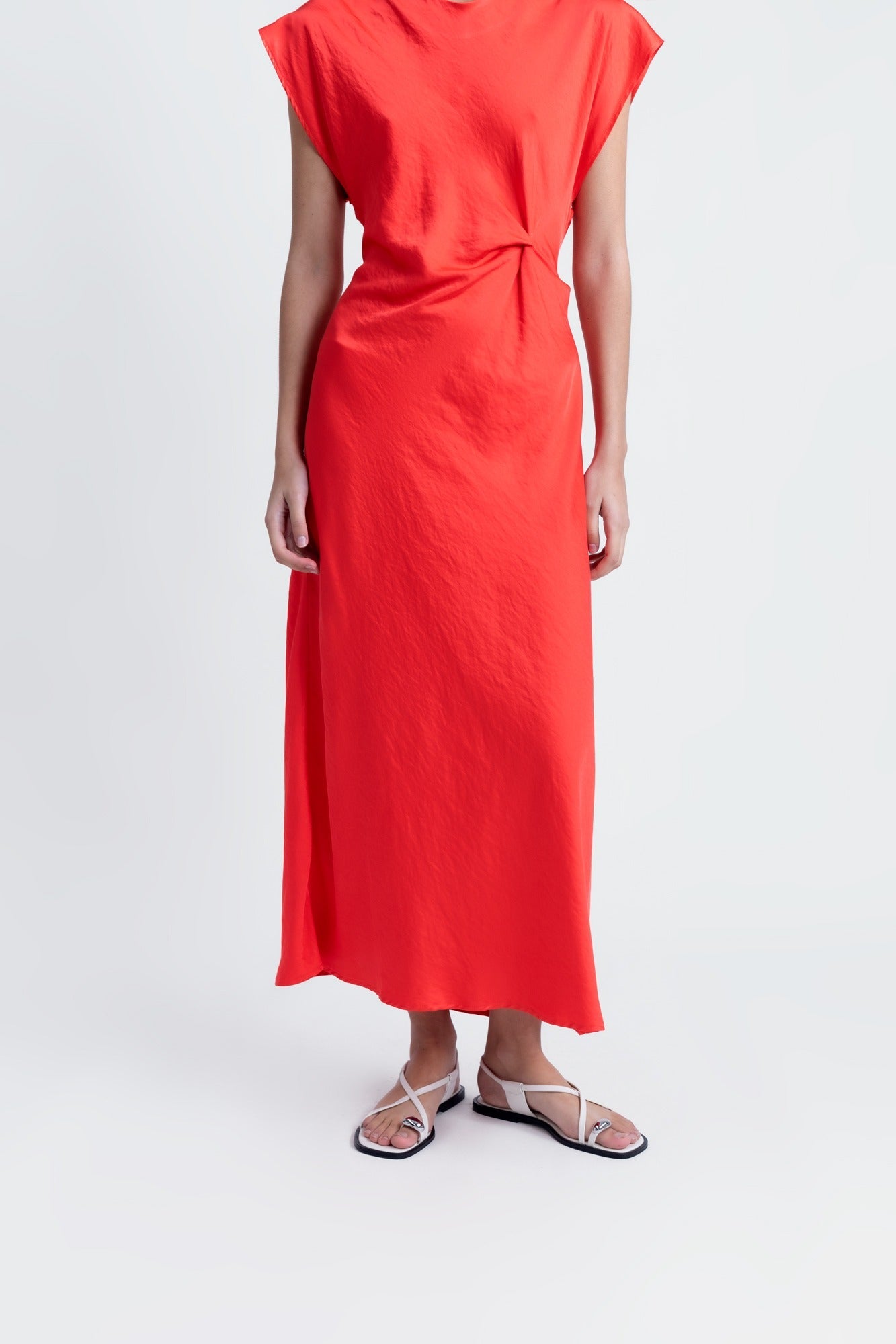 Robe rouge longue drapée à la taille – Élégante et minimaliste Sapiato