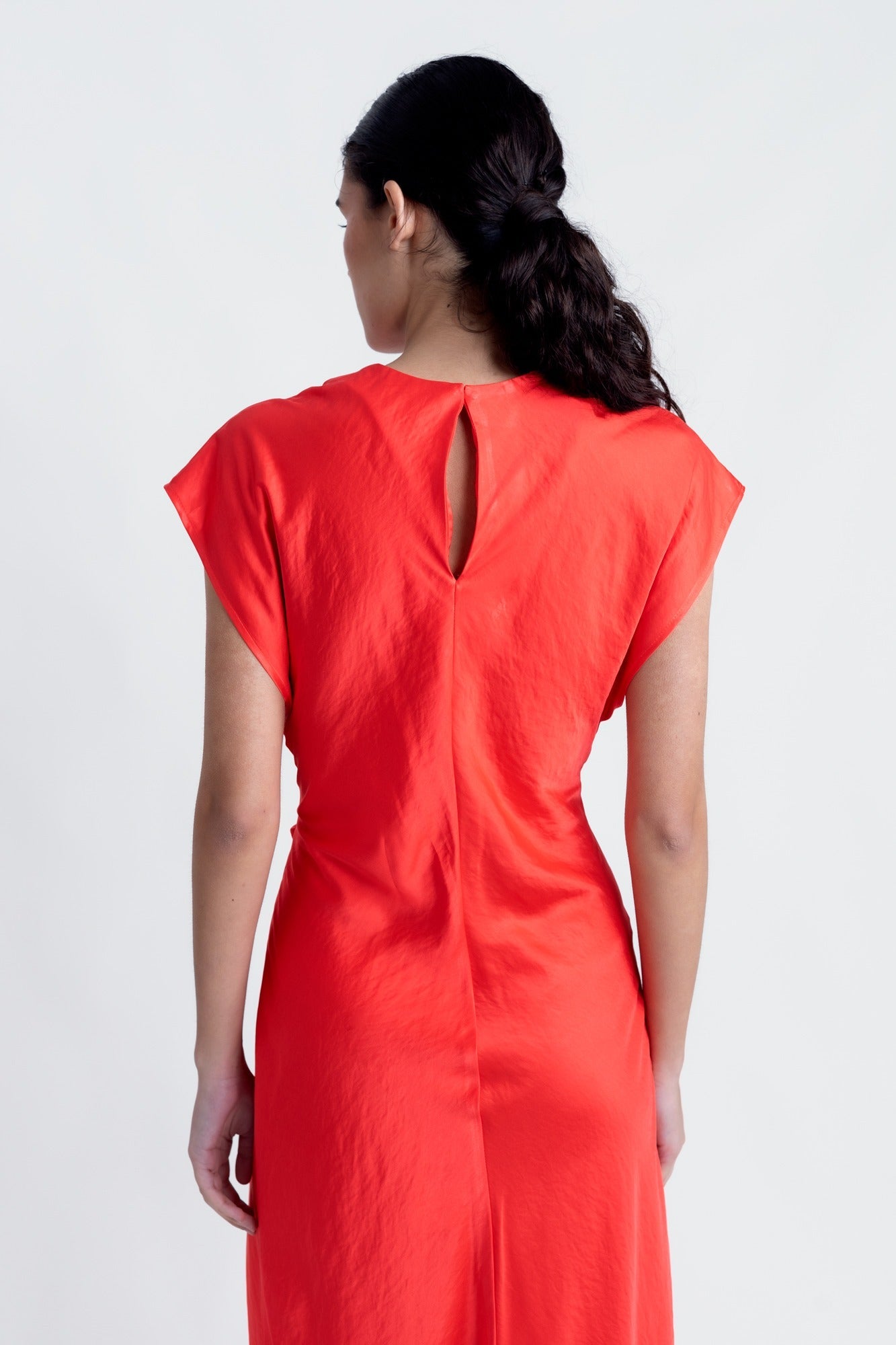 Robe rouge longue drapée à la taille – Élégante et minimaliste Sapiato