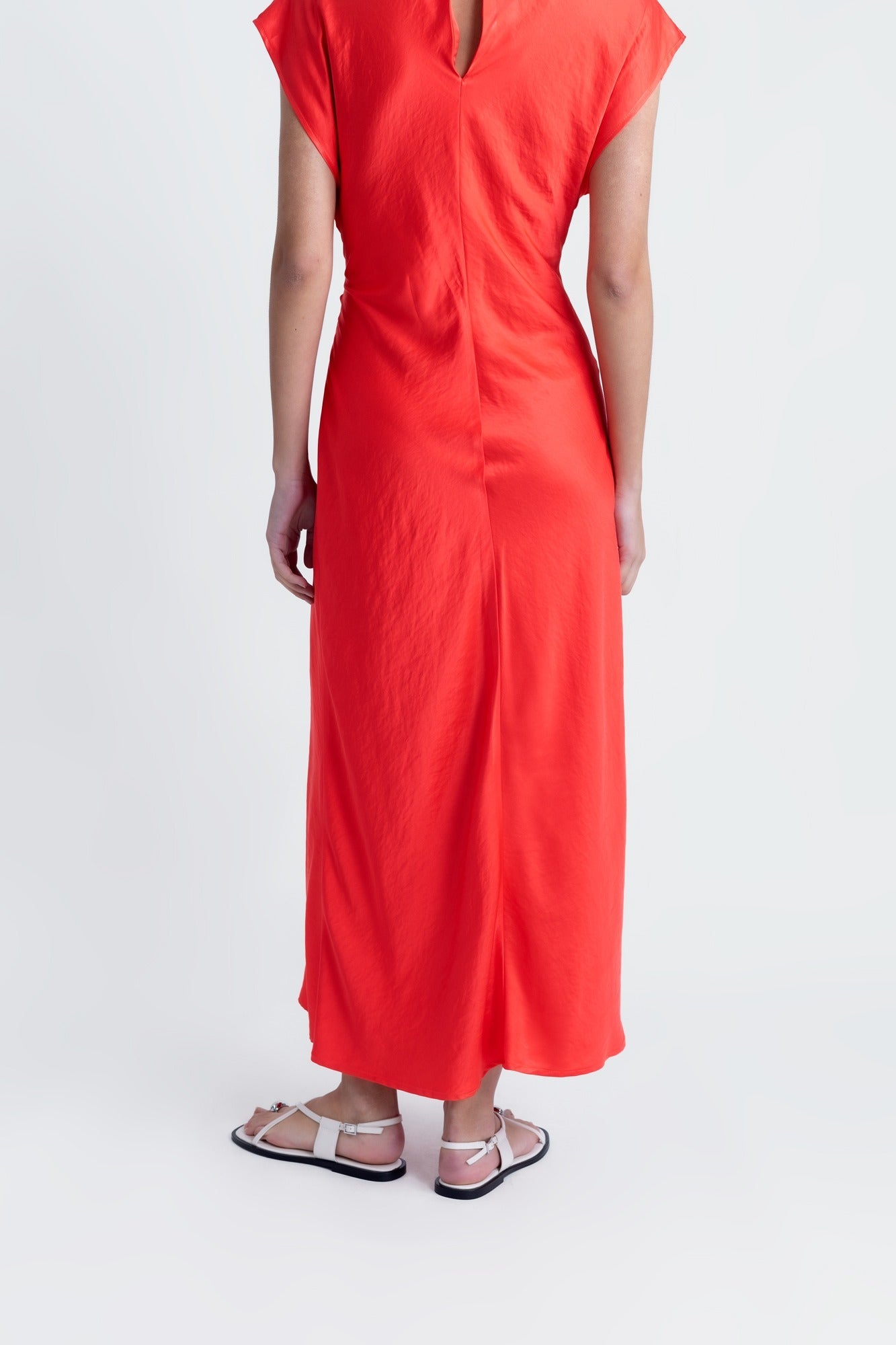 Robe rouge longue drapée à la taille – Élégante et minimaliste Sapiato
