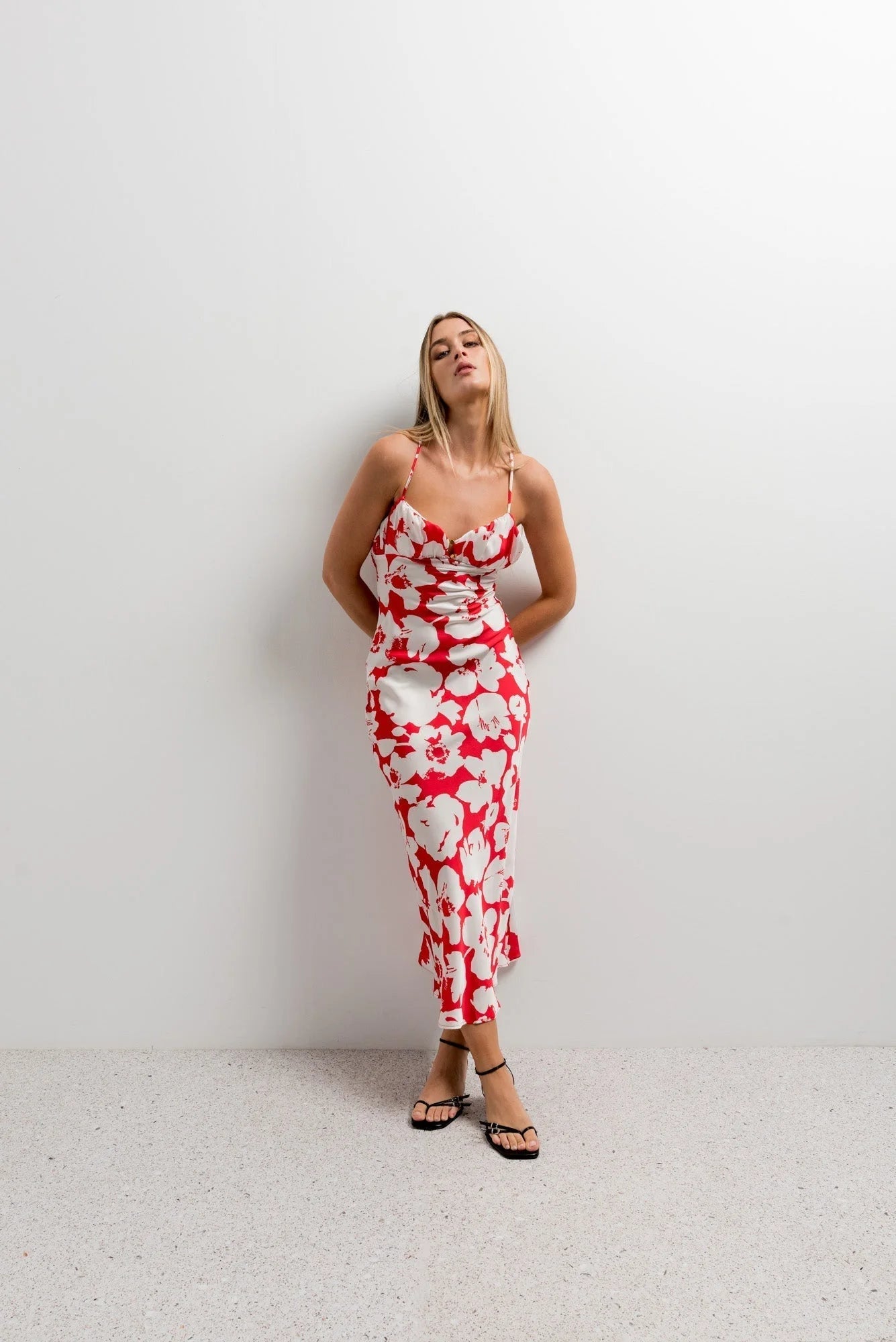 Robe satinée rouge à imprimé floral, robe midi avec bretelles spaghetti élégante