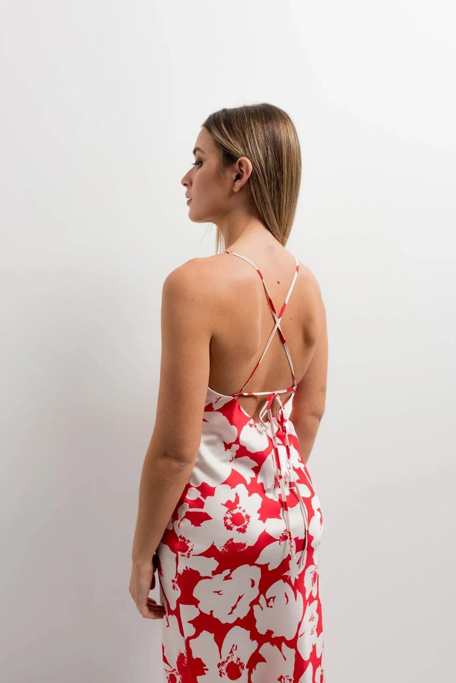 Détails arrière de la robe satinée rouge à imprimé floral, robe camisole, montrant les bretelles croisées et le dos nu.