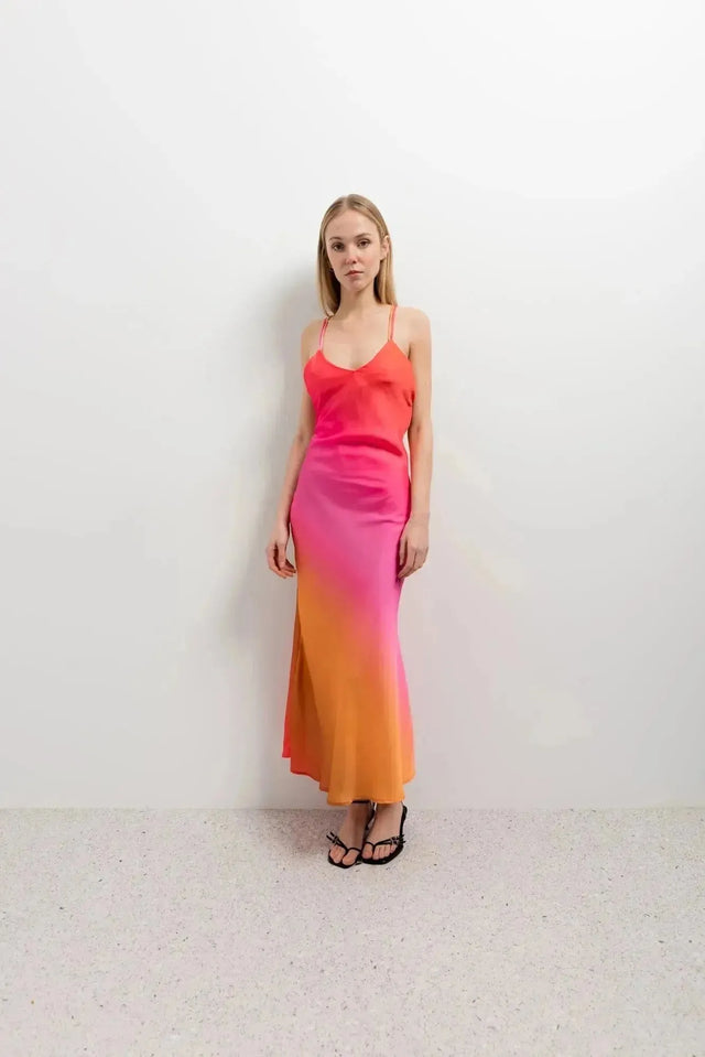 Robe longue tie-dye avec ombre et décolleté dos nu, coupe fluide et élégante