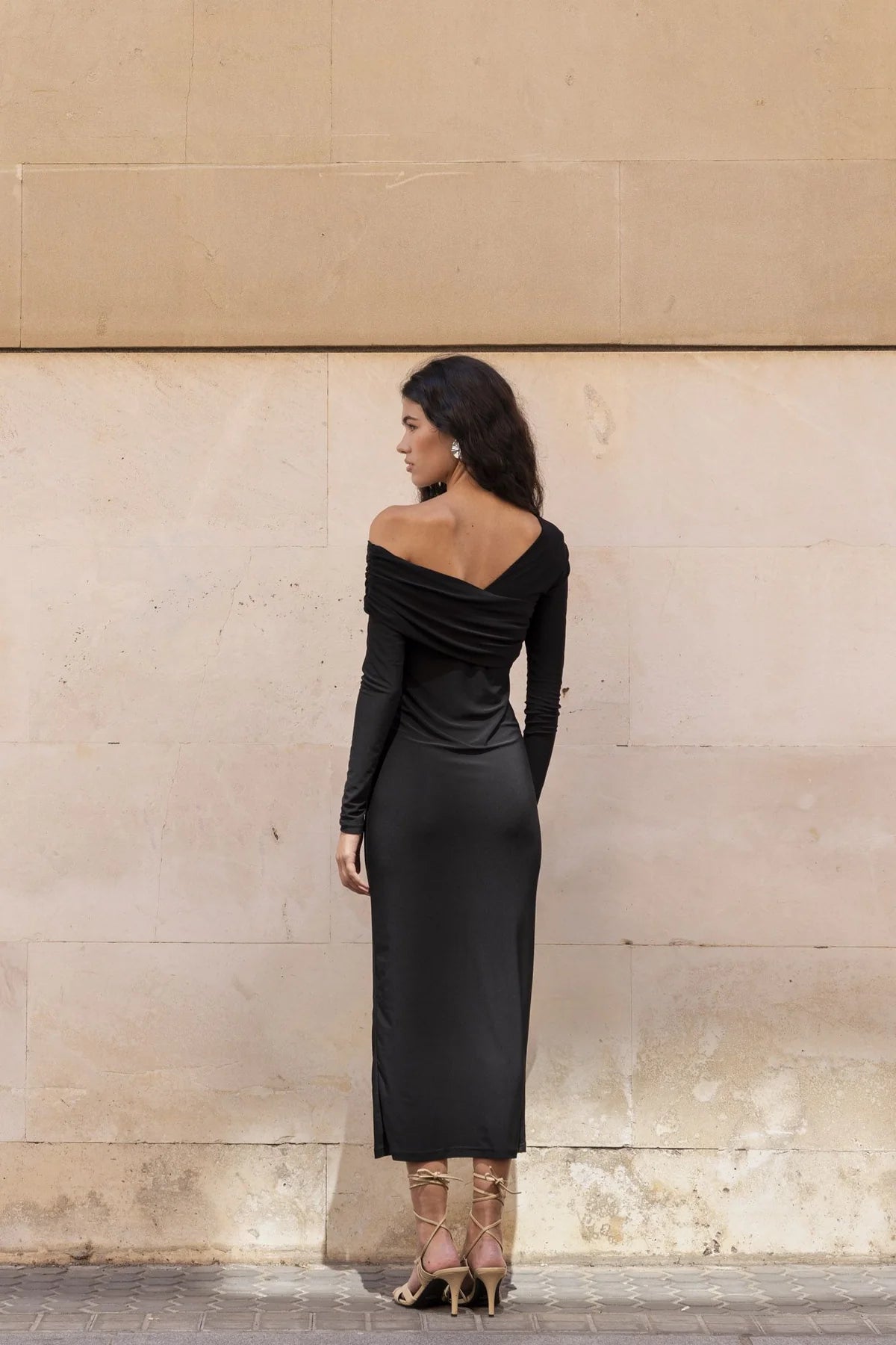 Robe asymétrique noire élégante – Chic et féminine Sapiato
