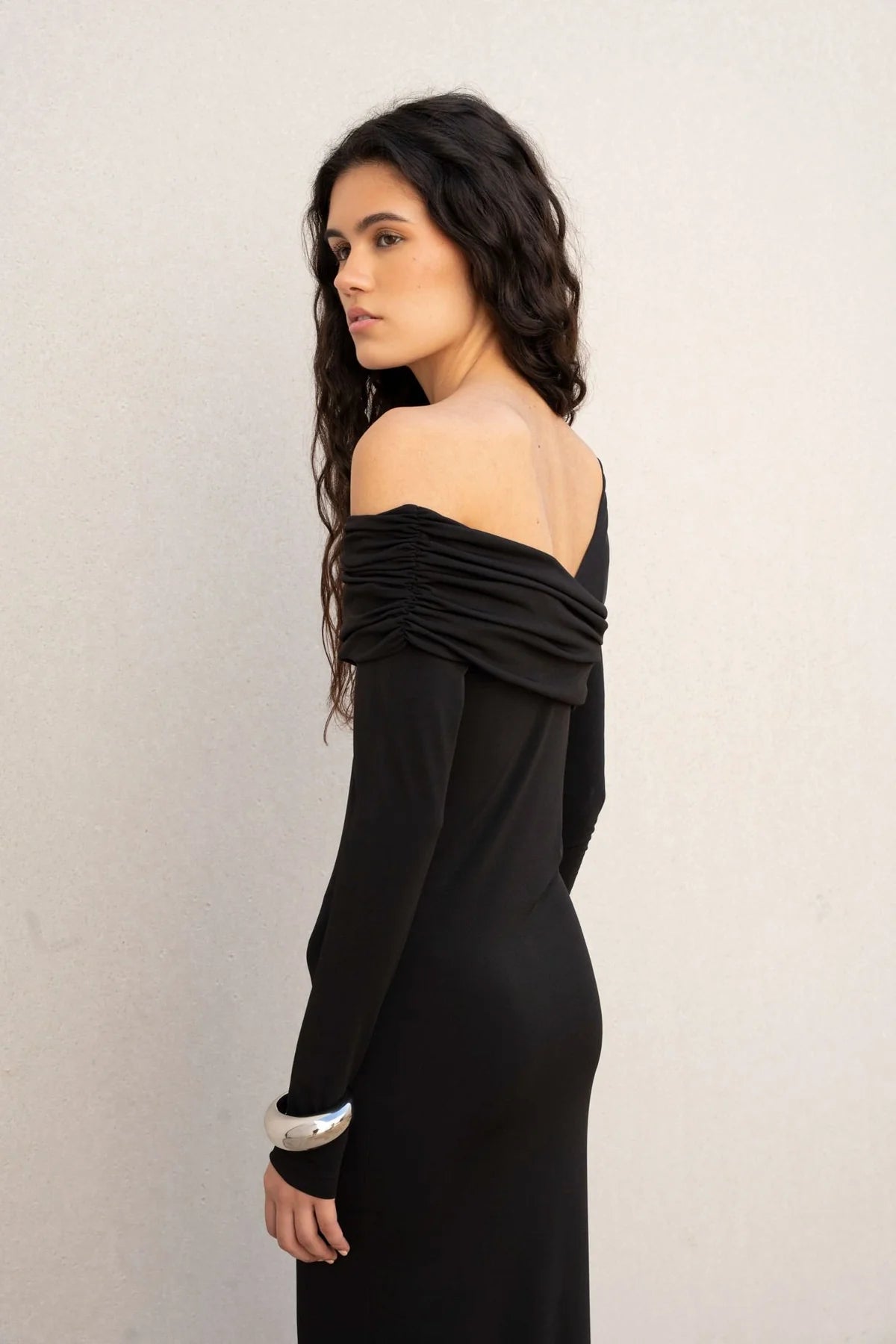 Robe asymétrique noire élégante – Chic et féminine Sapiato