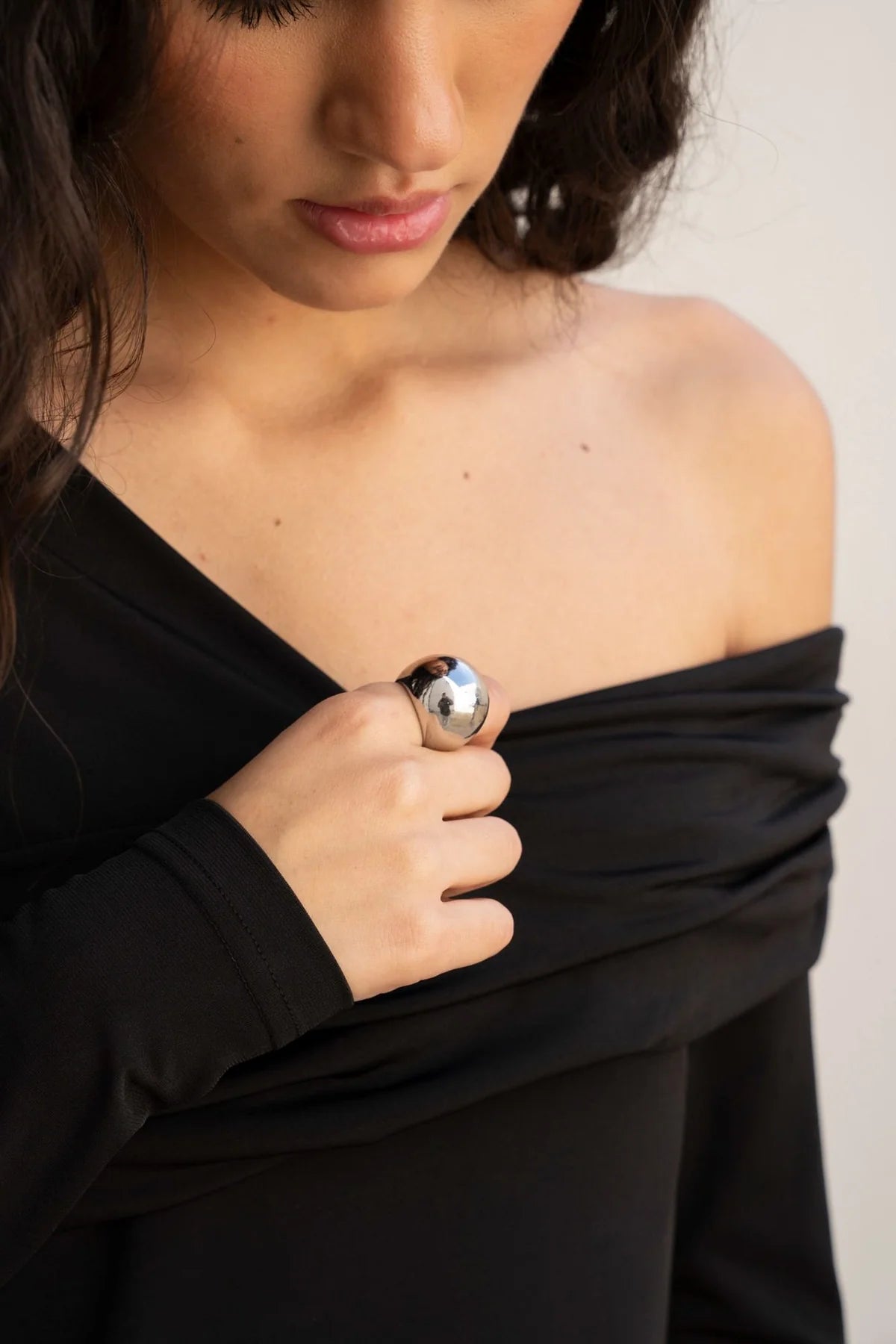 Robe asymétrique noire élégante – Chic et féminine Sapiato