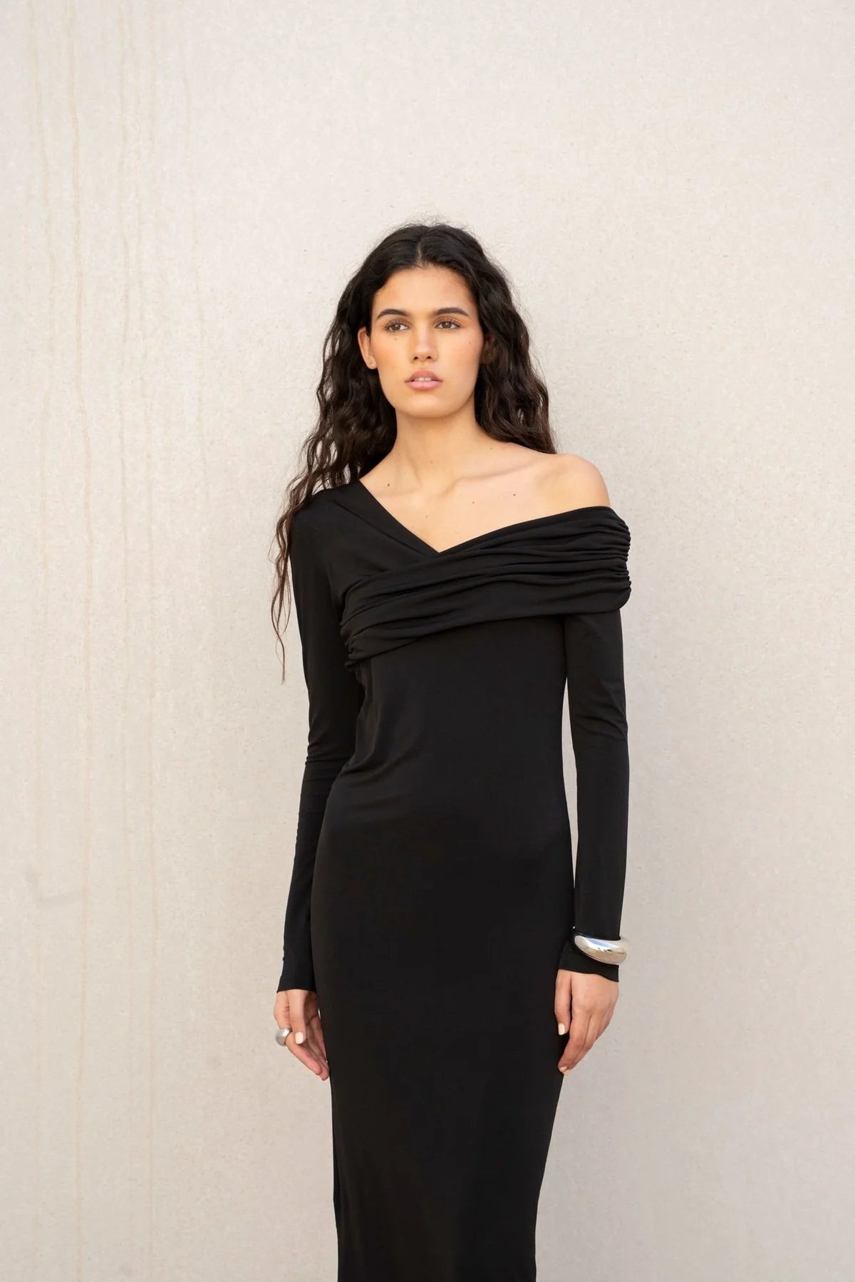 Robe asymétrique noire élégante – Chic et féminine Sapiato